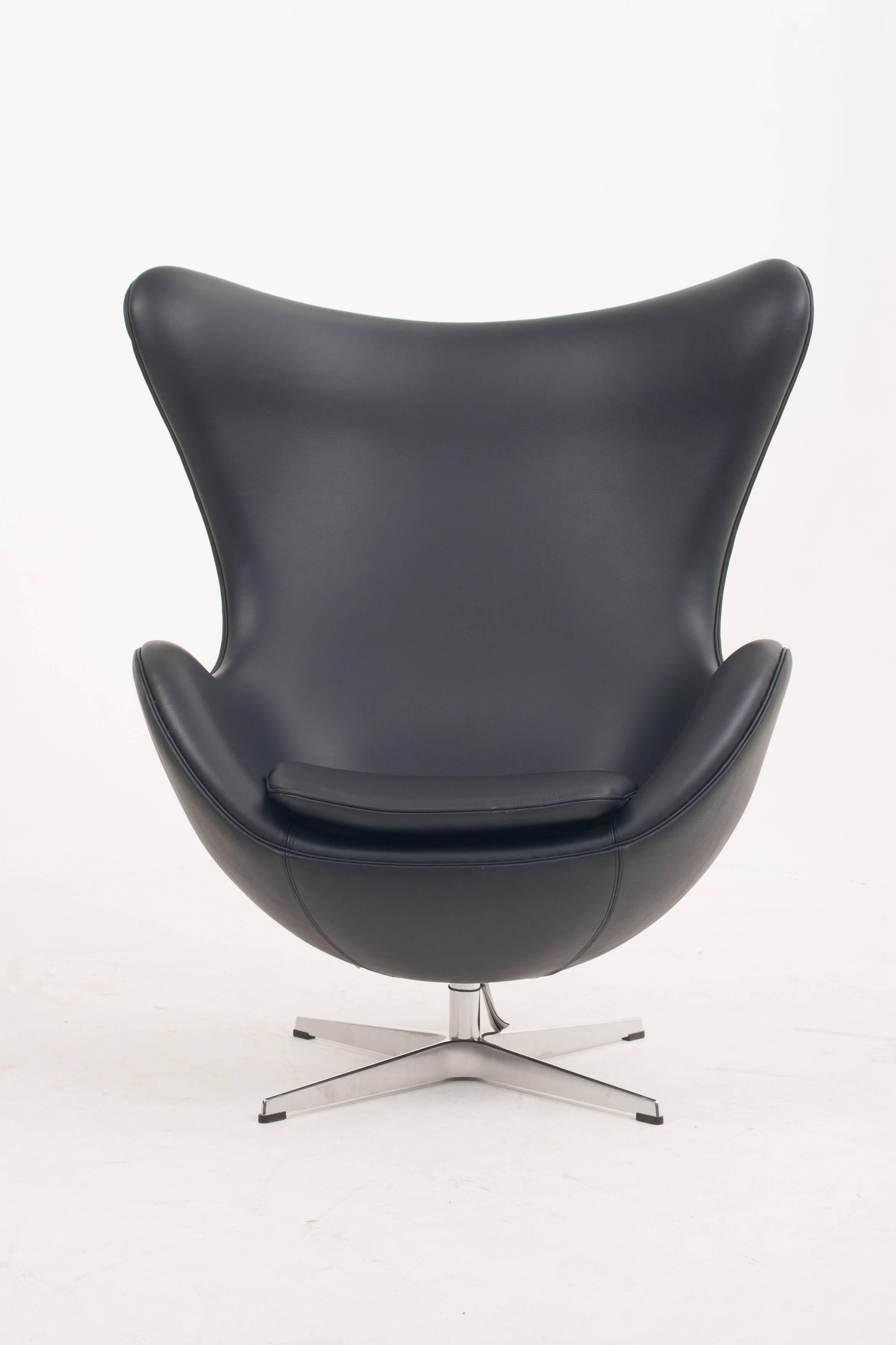 Genuine Arne Jacobsen Egg Chair, Black Leather, Fritz Hansen In Excellent Condition In Margate, Kent
