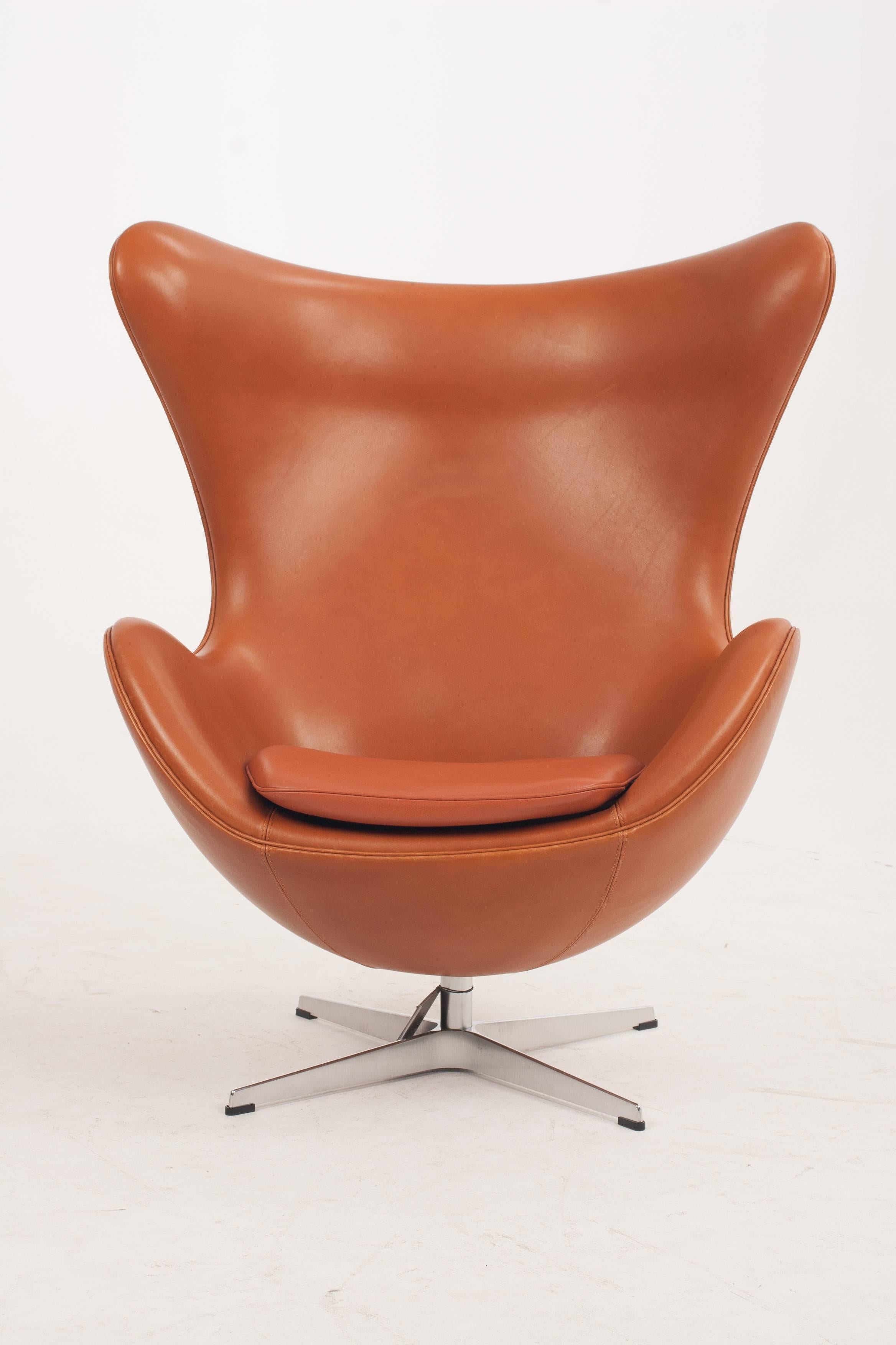 Mid-Century Modern Arne Jacobsen Egg Chair in Walnut Elegance Soft Leather for Fritz Hansen
