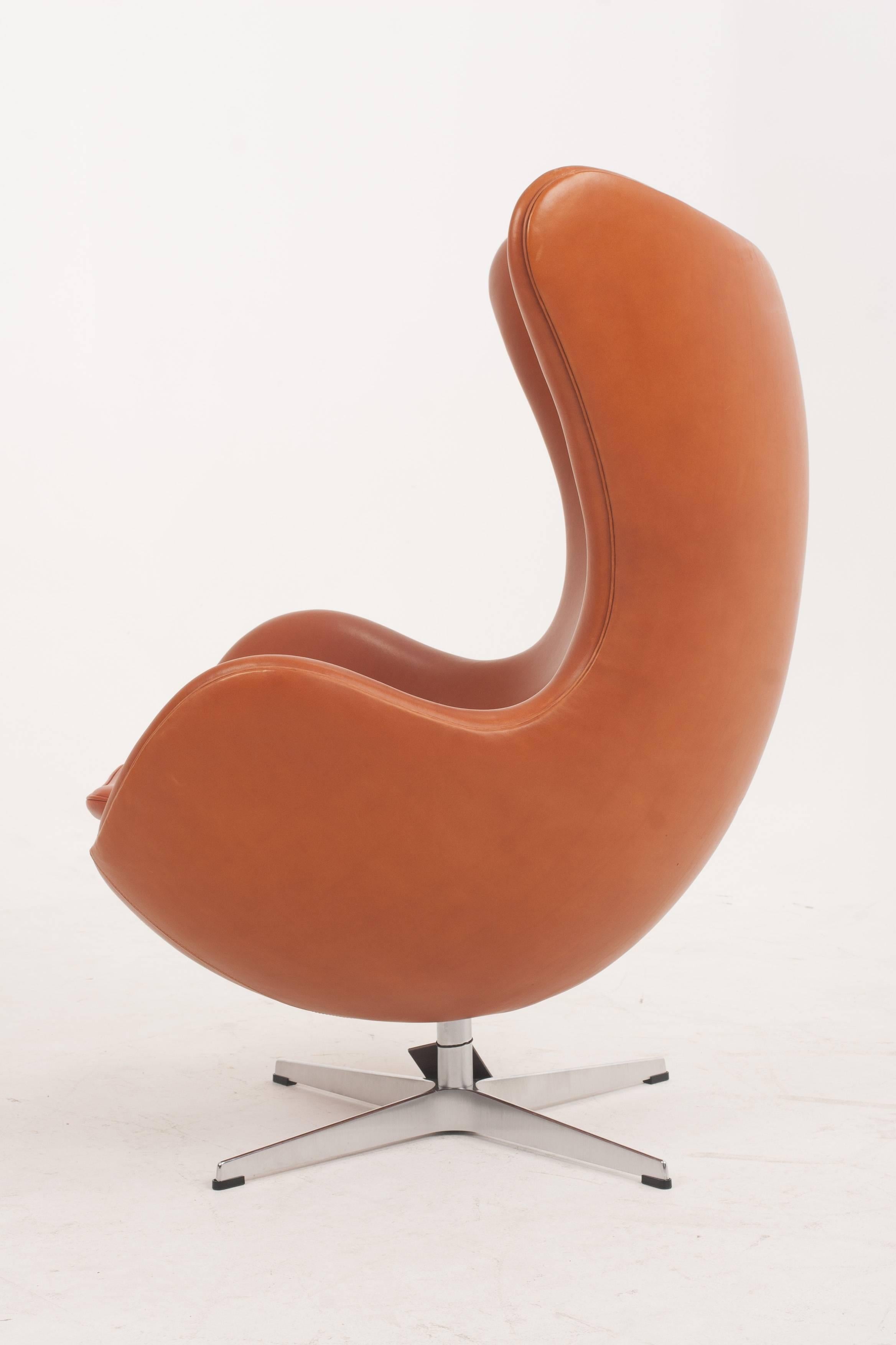 Arne Jacobsen Egg Chair in Walnut Elegance Soft Leather for Fritz Hansen In Excellent Condition In Margate, Kent
