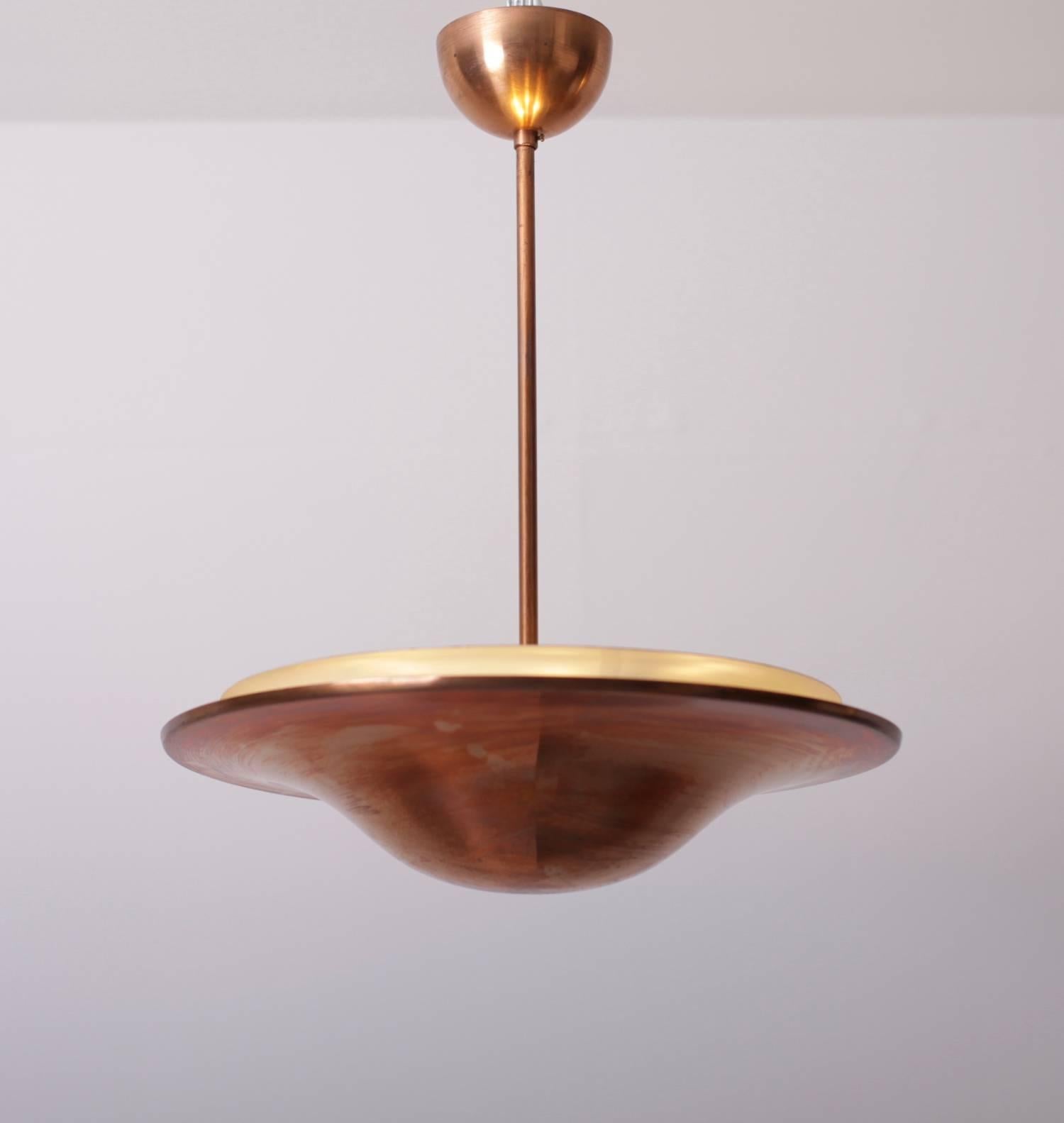 A unique copper pendant lamp from the 1930s in excellent vintage condition.
4 x E27
To be on the safe side, the lamp should be checked locally by a specialist concerning local requirements.

