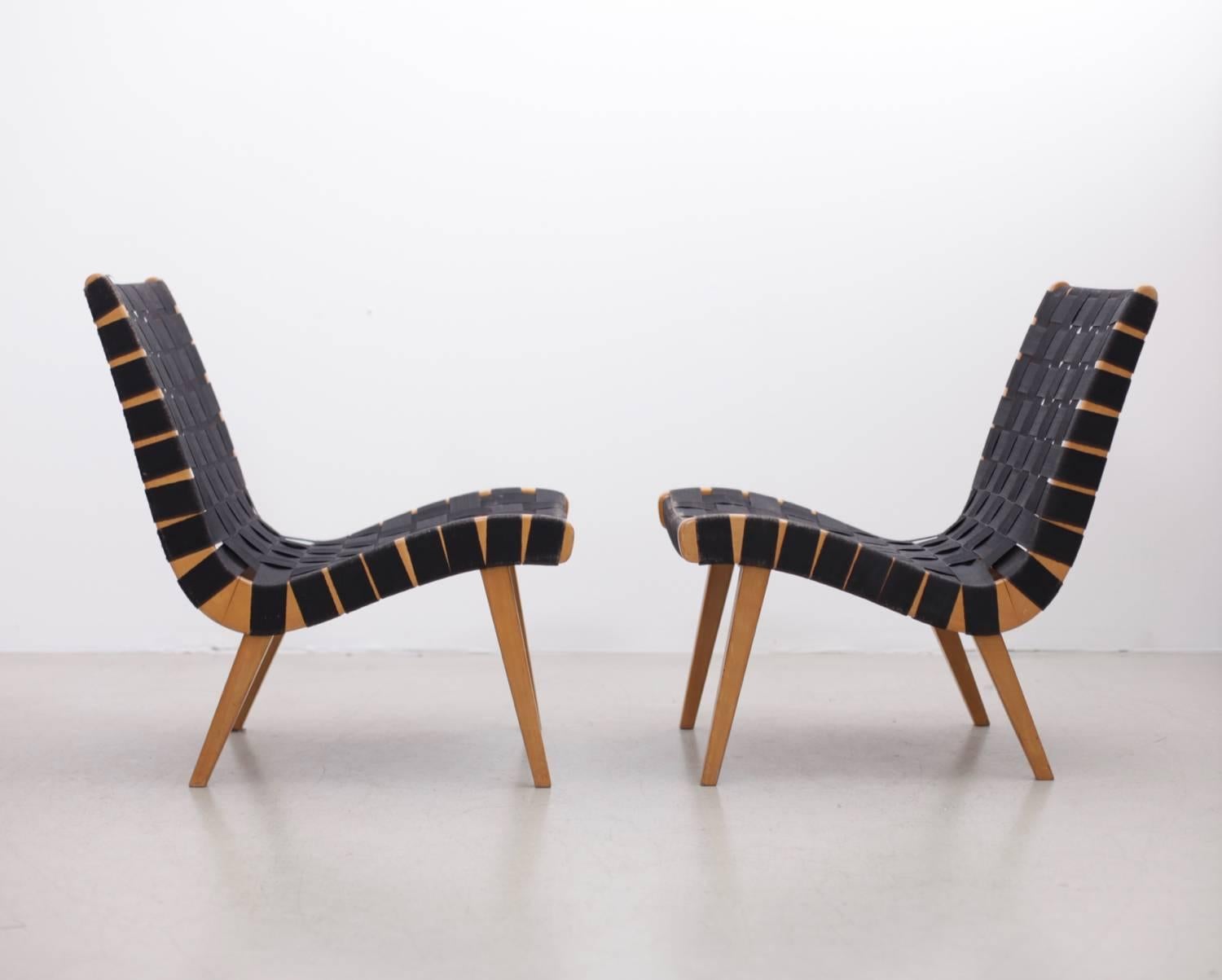Pair of Matched Jens Risom Lounge Chairs in Black Webbing for Knoll In Excellent Condition In Berlin, DE