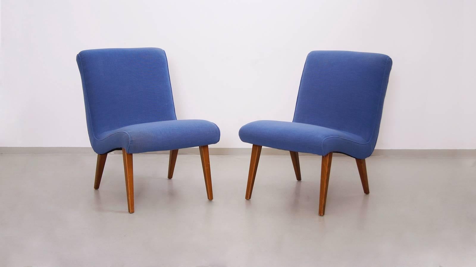 Nice pair of upholstered Risom lounge chairs in blue fabric. Very strong upholstery on that older Restauration!