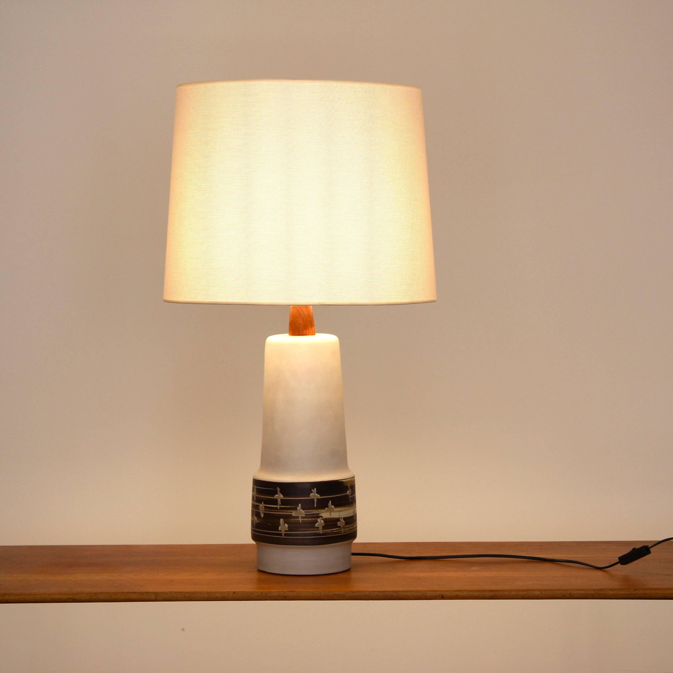 Medium size table lamp by Martz in excellent condition with new shade and ceramic with no chips!
To be on the safe side, the lamp should be checked locally by a specialist concerning local requirements.

