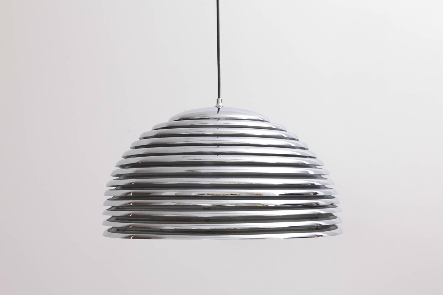 Rare large version of the Kazuo Motozawa Saturno pendant light by Staff in chrome. The inside lacquer is peeling off. That does not affect the beautiful light.
Fully original. 4x E27/Model A.
To be on the safe side, the lamp should be checked