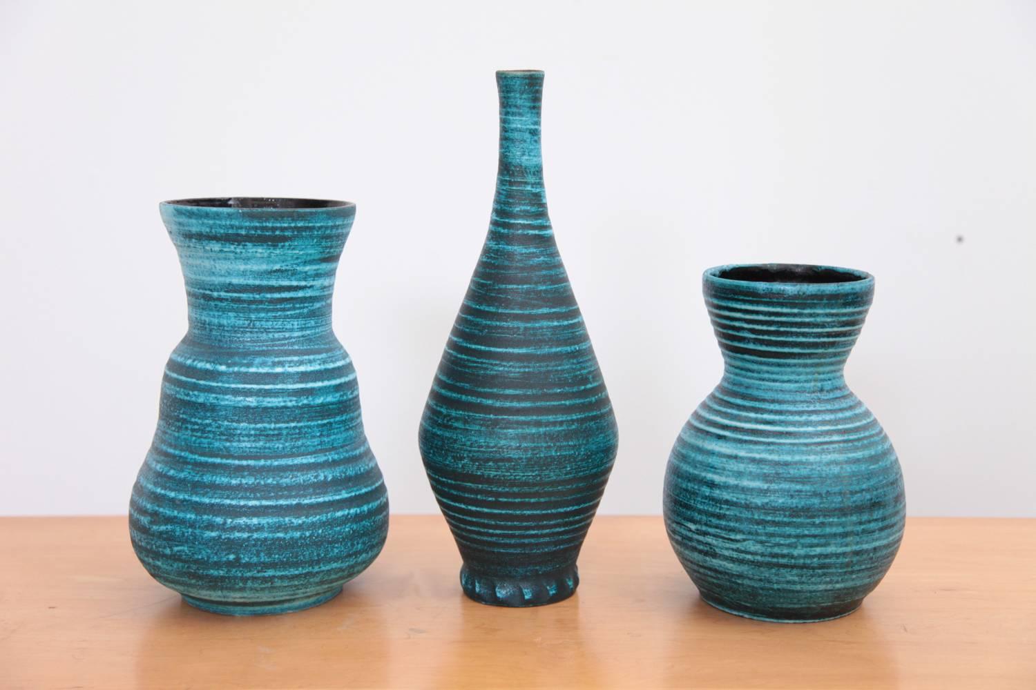 Ensemble de neuf vases en céramique à bandes bleues 