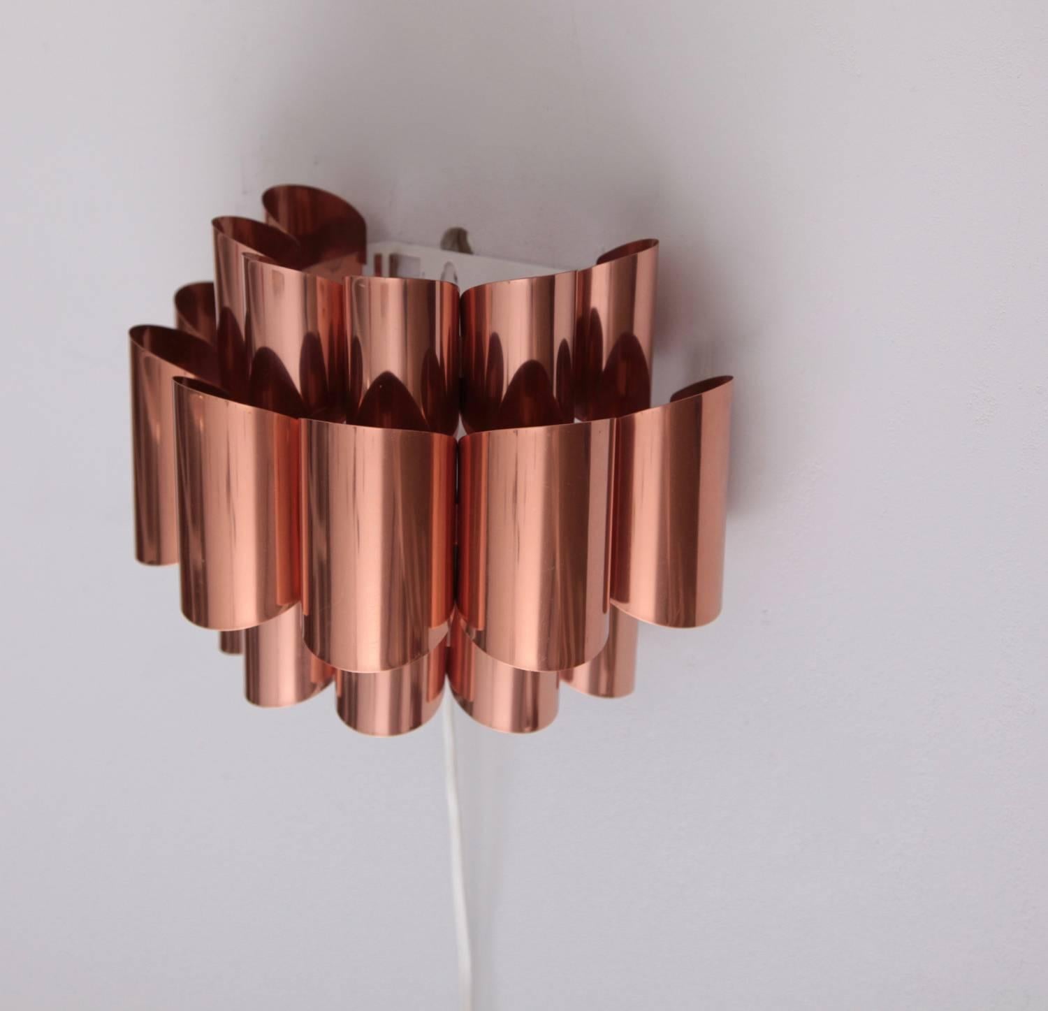 Beautiful pair of sconces or wall lights from the 1960s by Verner Schou. The scones have the form of wabes and the reflection of the light in the copper wabe structure creates a wonderful light effect. The sconces are in excellent condition. 1 x E14