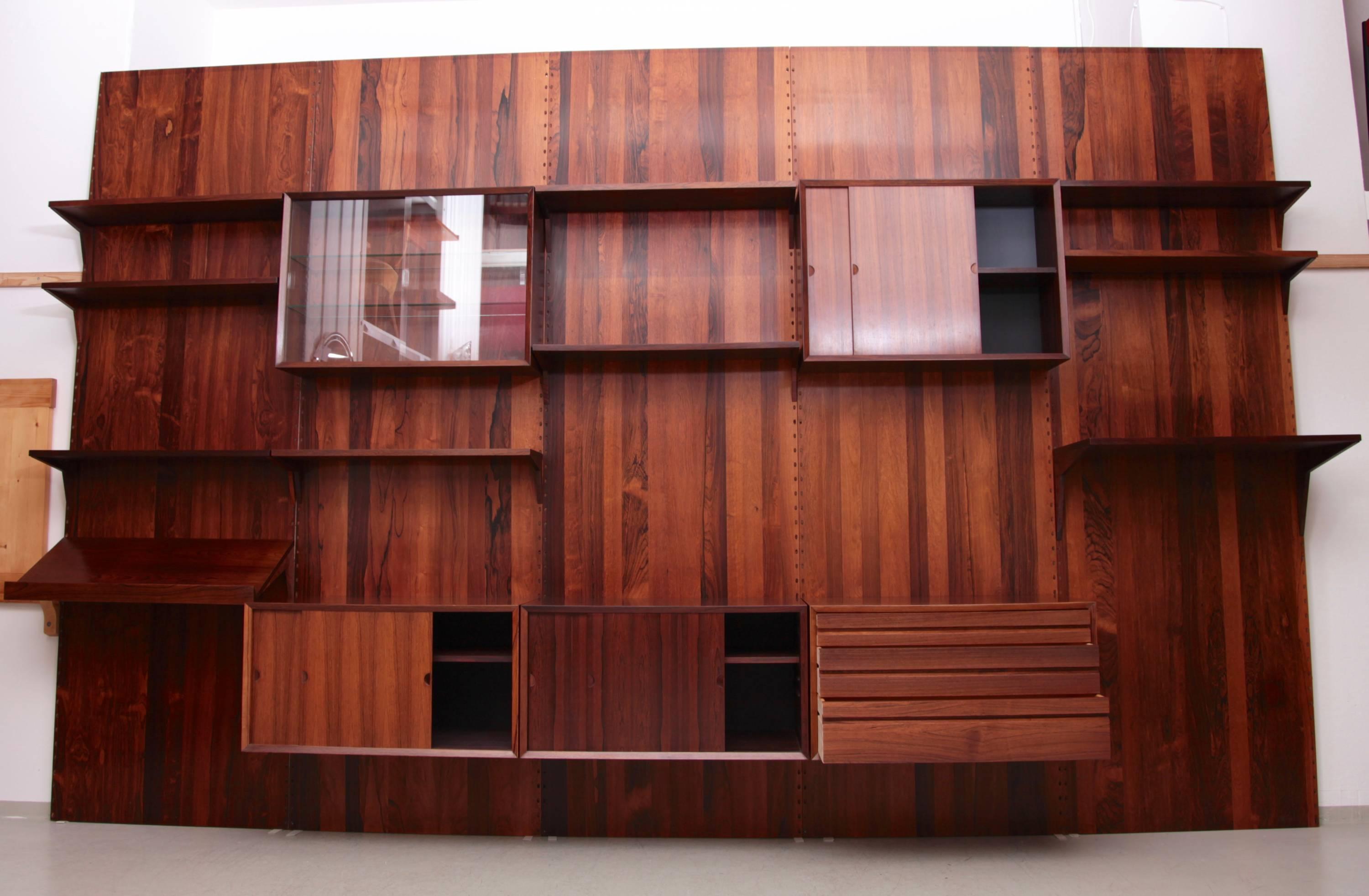 Rare rosewood version of the modular wall unit in absolute excellent condition.
Fully restored and all drawers and doors are moving really smooth.