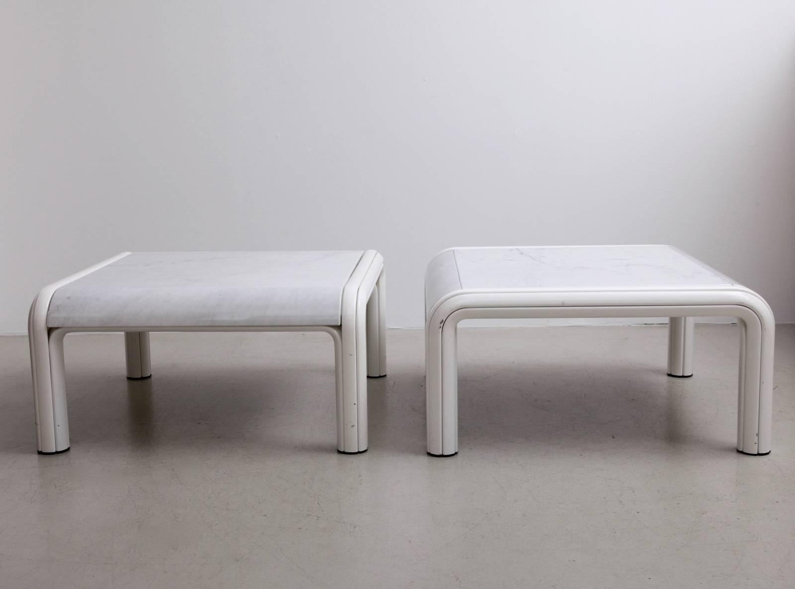 Ensemble de deux tables basses ou de canapés de Gae Aulenti pour Knoll des années 1970. Version rare avec plateau de table en marbre blanc ! Très bon état avec quelques éclats de laque sur la base.


