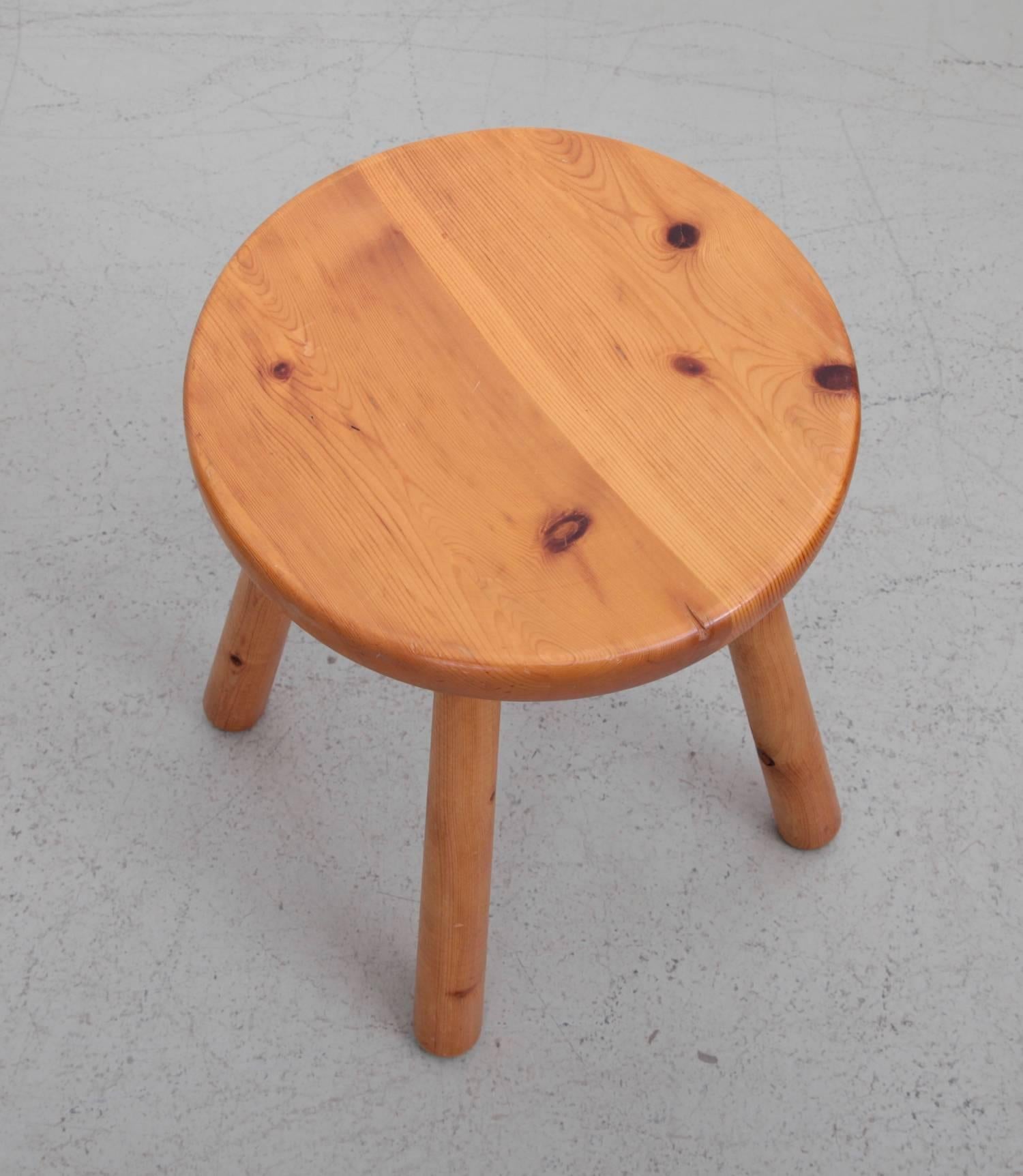 Beautiful strong solid pine Perriand stool in very good condition and a strong pine color!

Provenance: Alpine Station des Arcs, Savoie, France.

