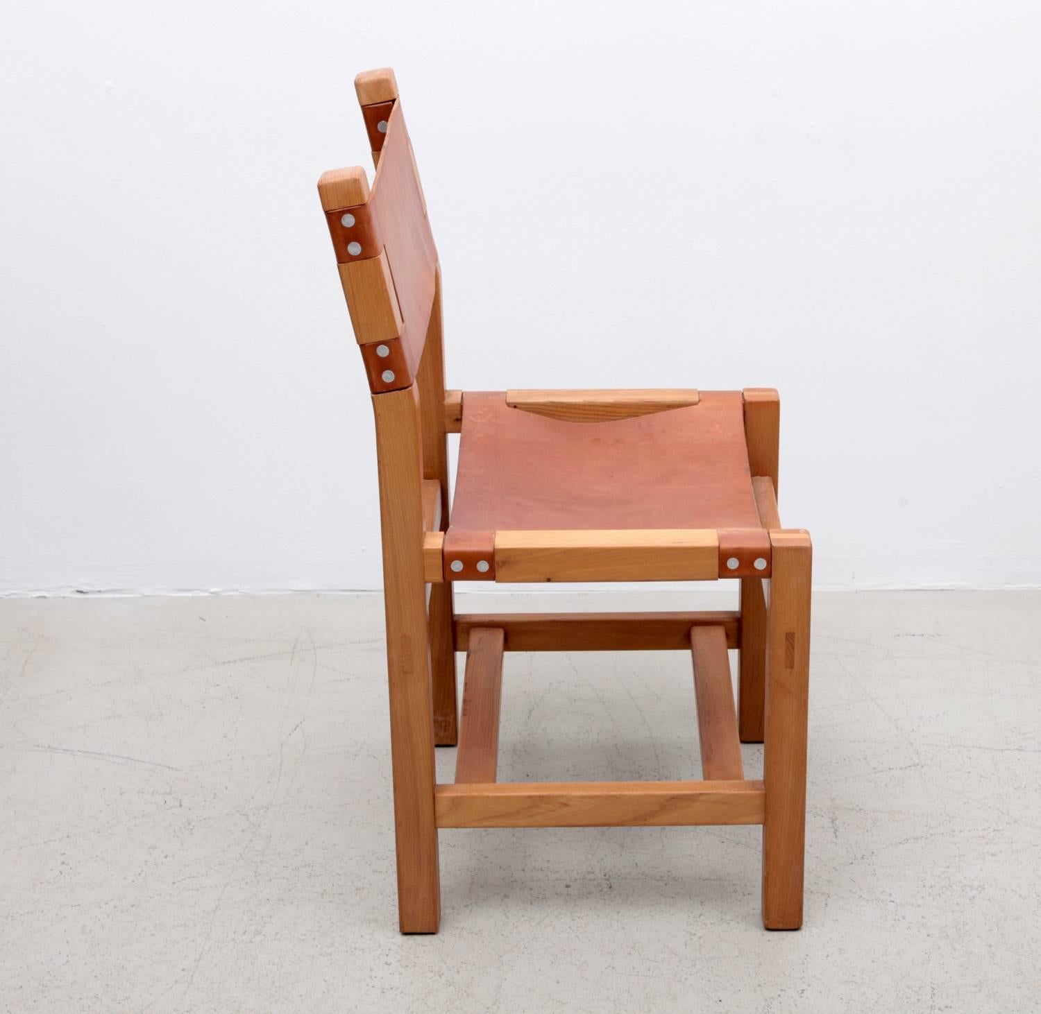 Set of six leather and solid elm dining chairs in excellent condition.
Very nice strong woodwork.

