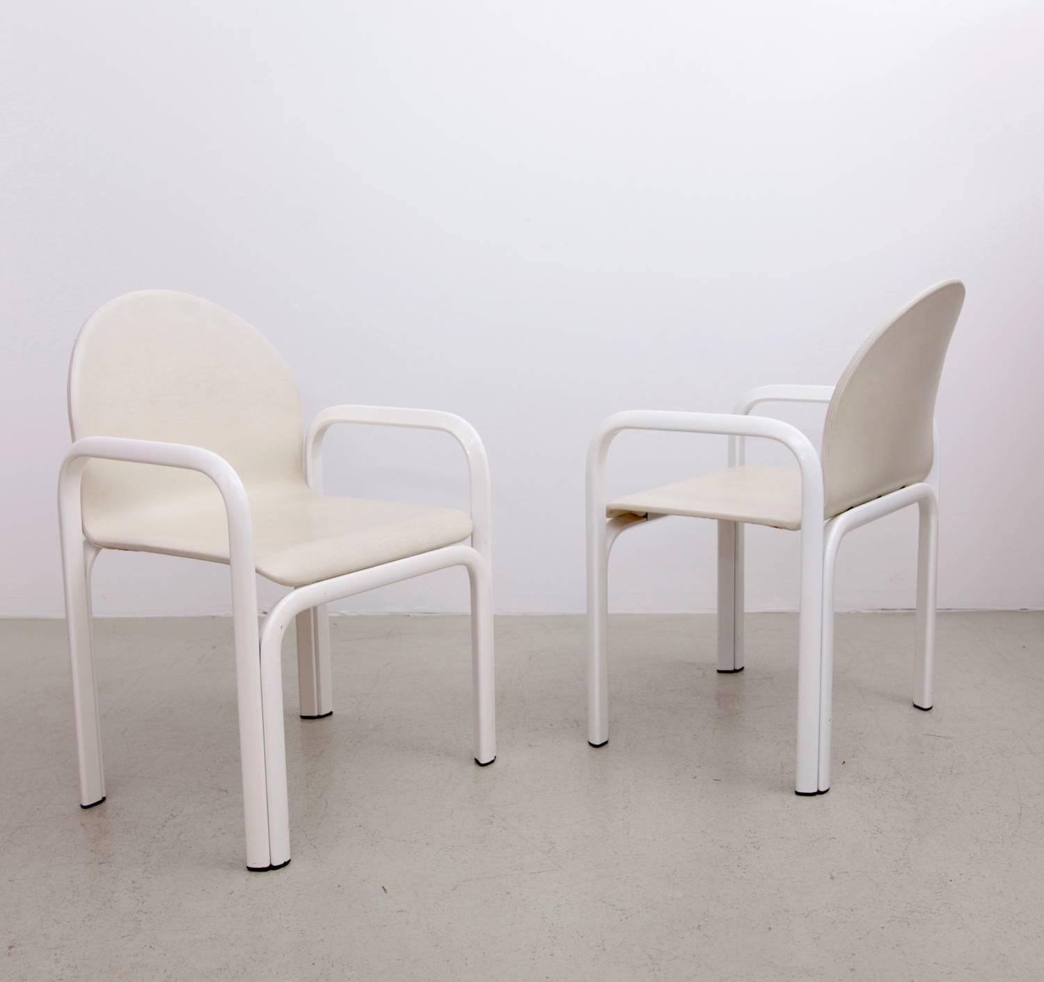 Excellent set of six armchairs by Gae Aulenti in white leather and lacquered steel for Knoll, 1975. Original condition!


   