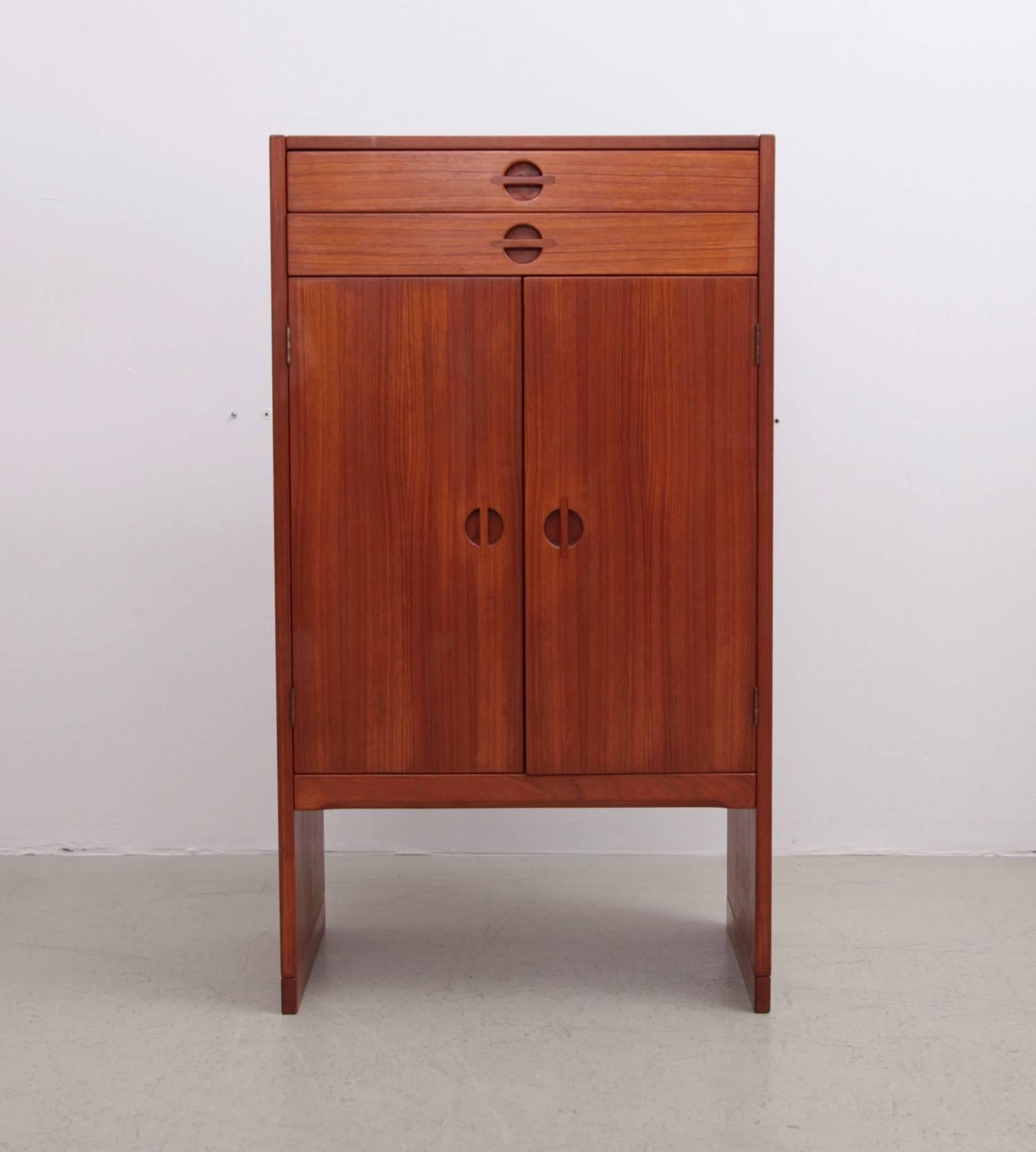 This cabinet is in excellent condition and signed #690 by Aksel Kjersgaard.
Very high quality as known for this designer.
   