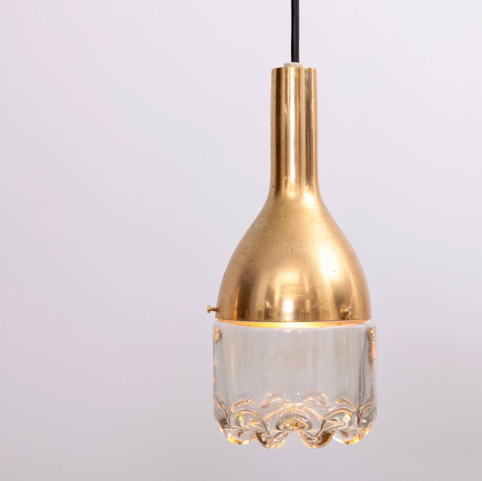 Very decorative pendant lamp with a glass part that looks a heavy tumber whiskey glass. The brass shows patina that can be polished if the customer prefers that. Nice quality. One x E14 bulb / 60 watts max.
To be on the safe side, the lamp should be