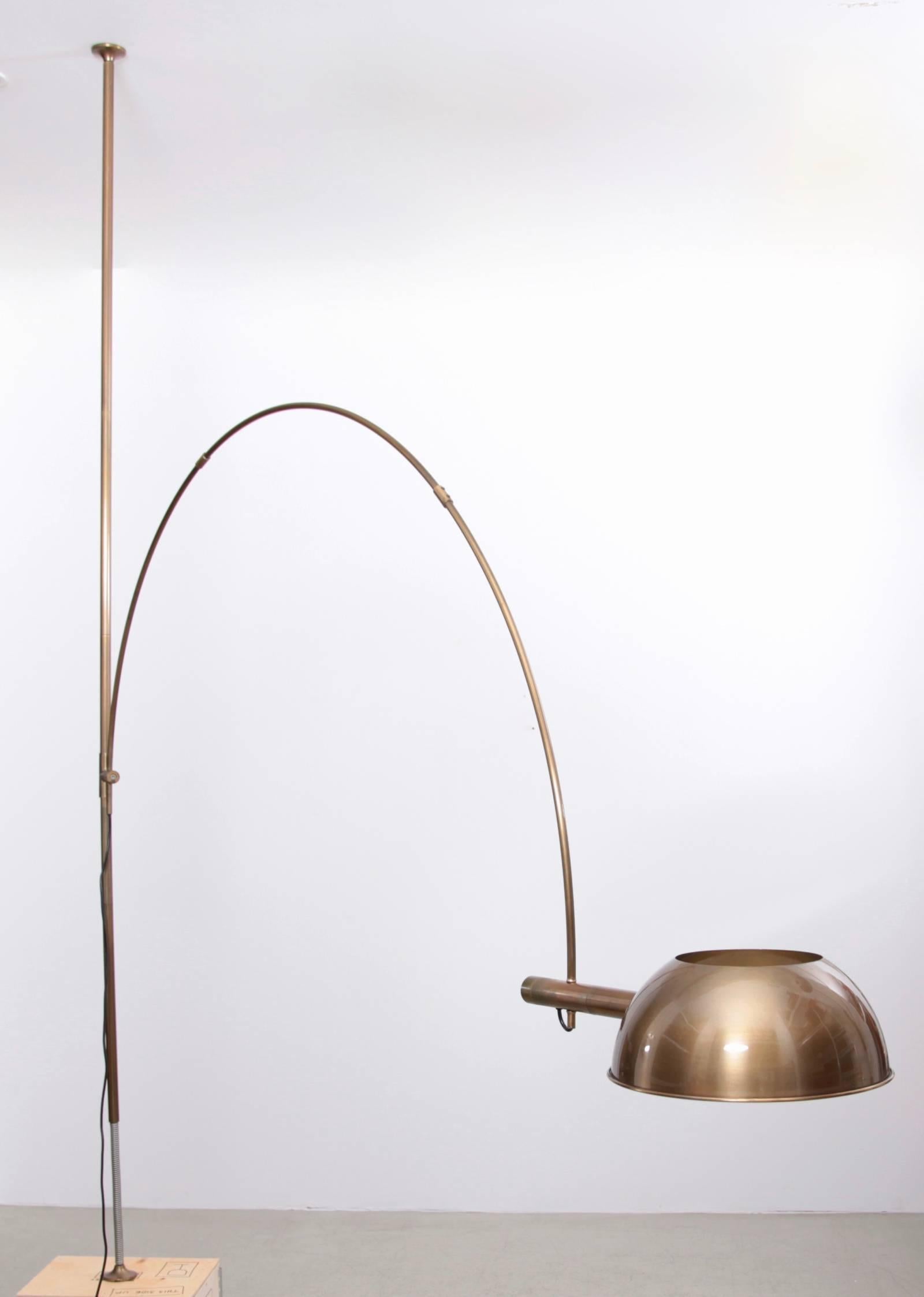 Rare early version of a floor lamp by Florian Schulz that is clasped between ceiling and floor. The height of the Arc can be adjusted on a sliding scale to any desired height. The angle of the shade can also be adjusted almost 360 degrees. The lamp