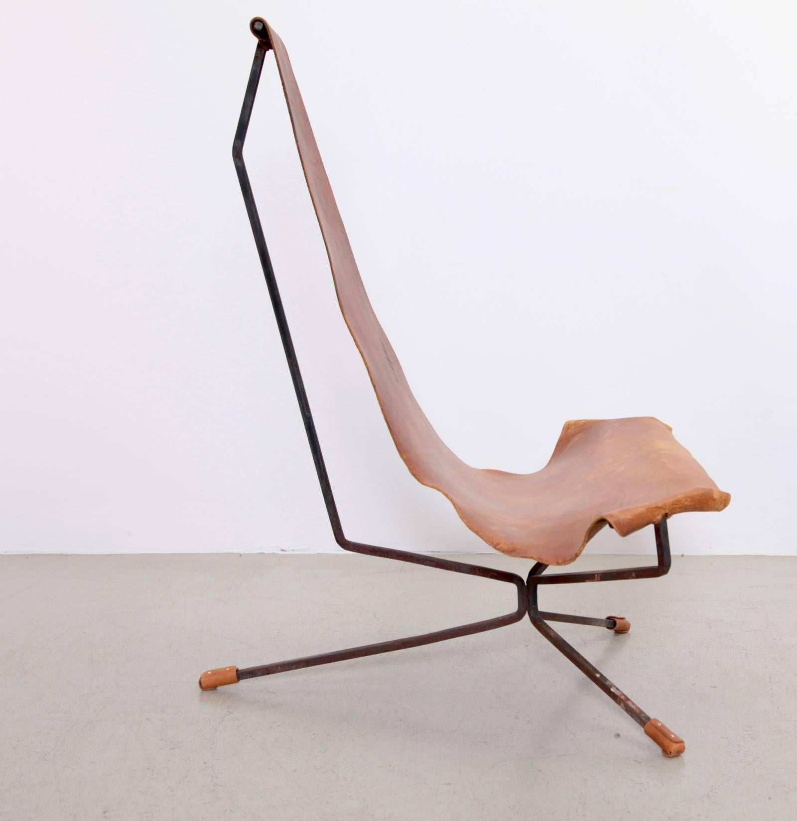Early Dan Wenger Lotus Lounge Chair in Original Leather In Fair Condition For Sale In Berlin, DE