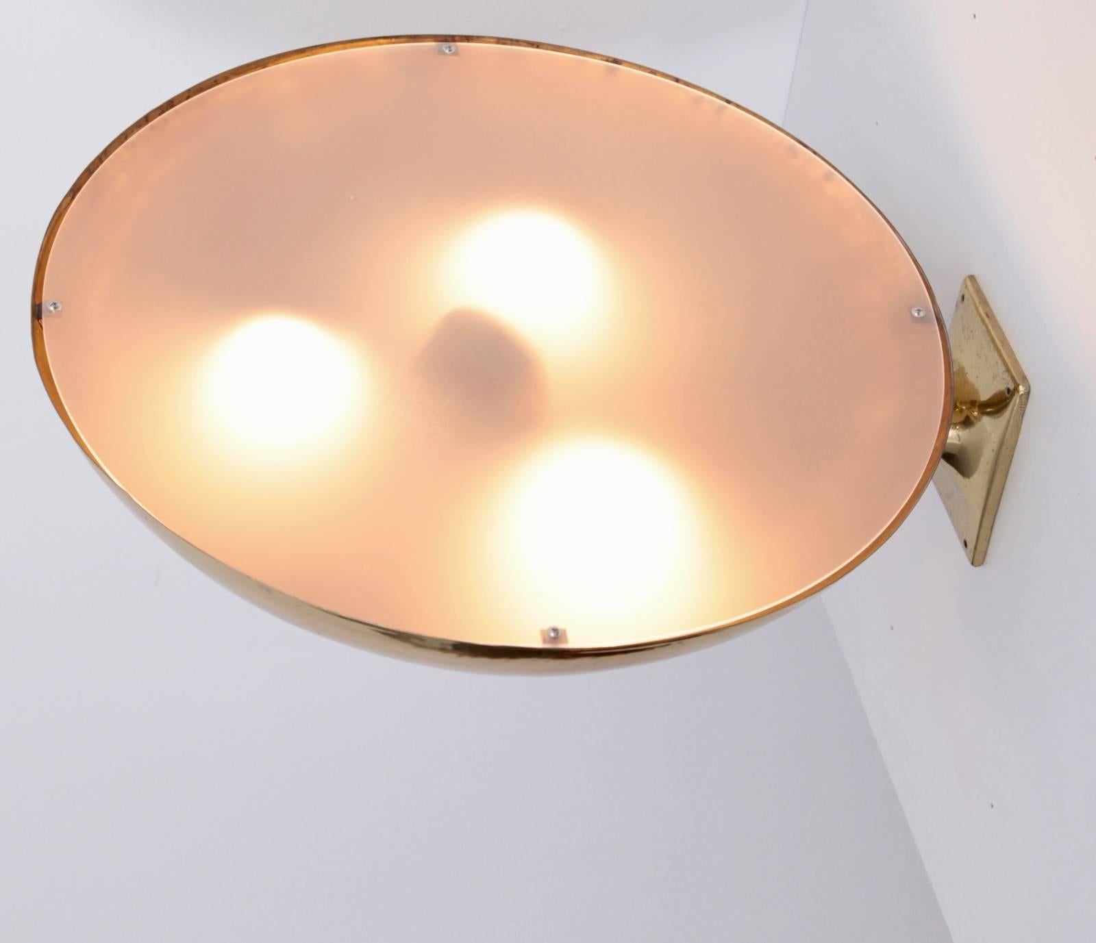 1 of 6 Extraordinary Huge and Rare 1930s Brass Wall Lamps from a German Theatre In Good Condition For Sale In Berlin, DE