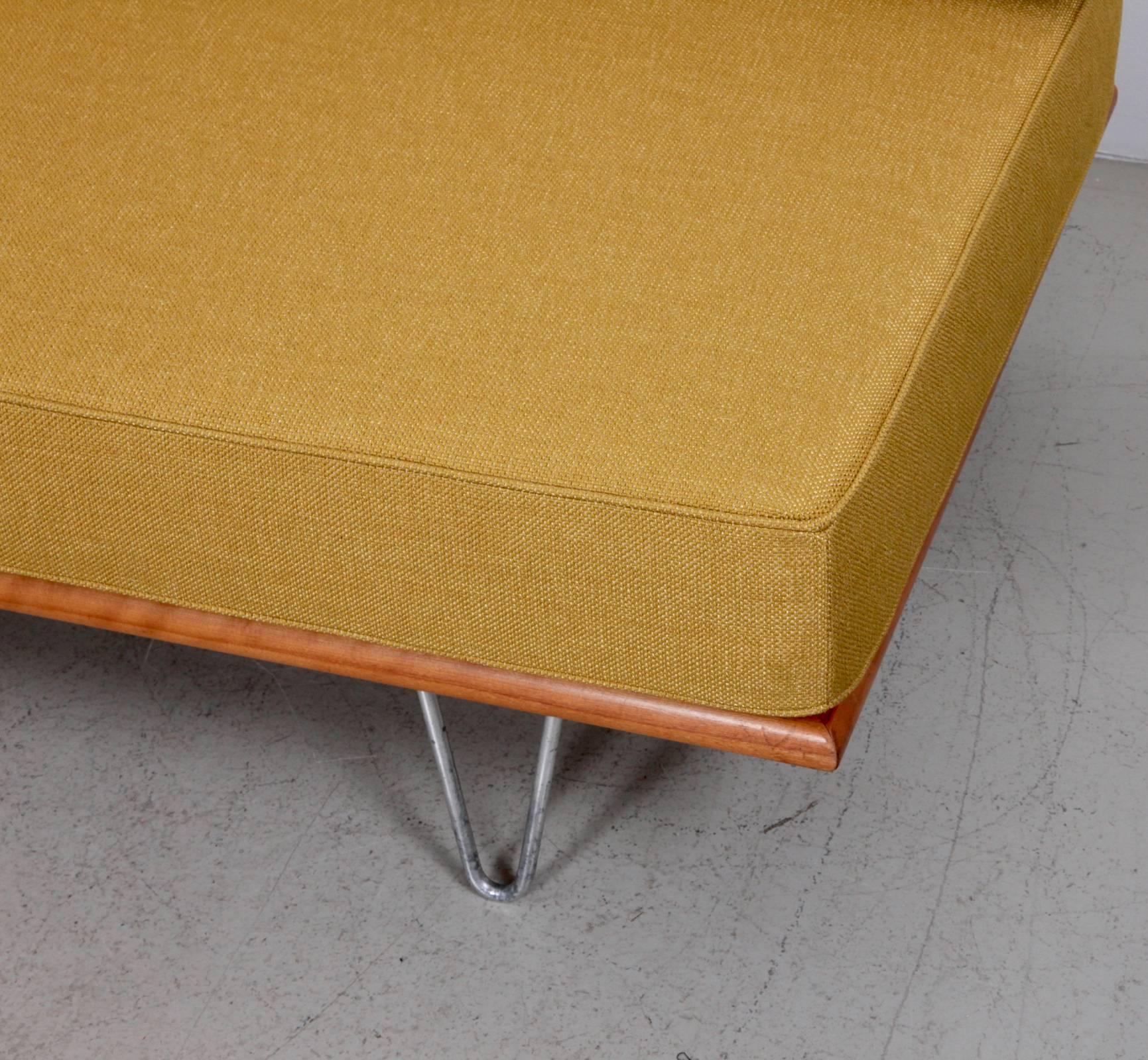 Early Signed George Nelson Pinleg Daybed New Upholstered for Herman Miller In Excellent Condition In Berlin, DE