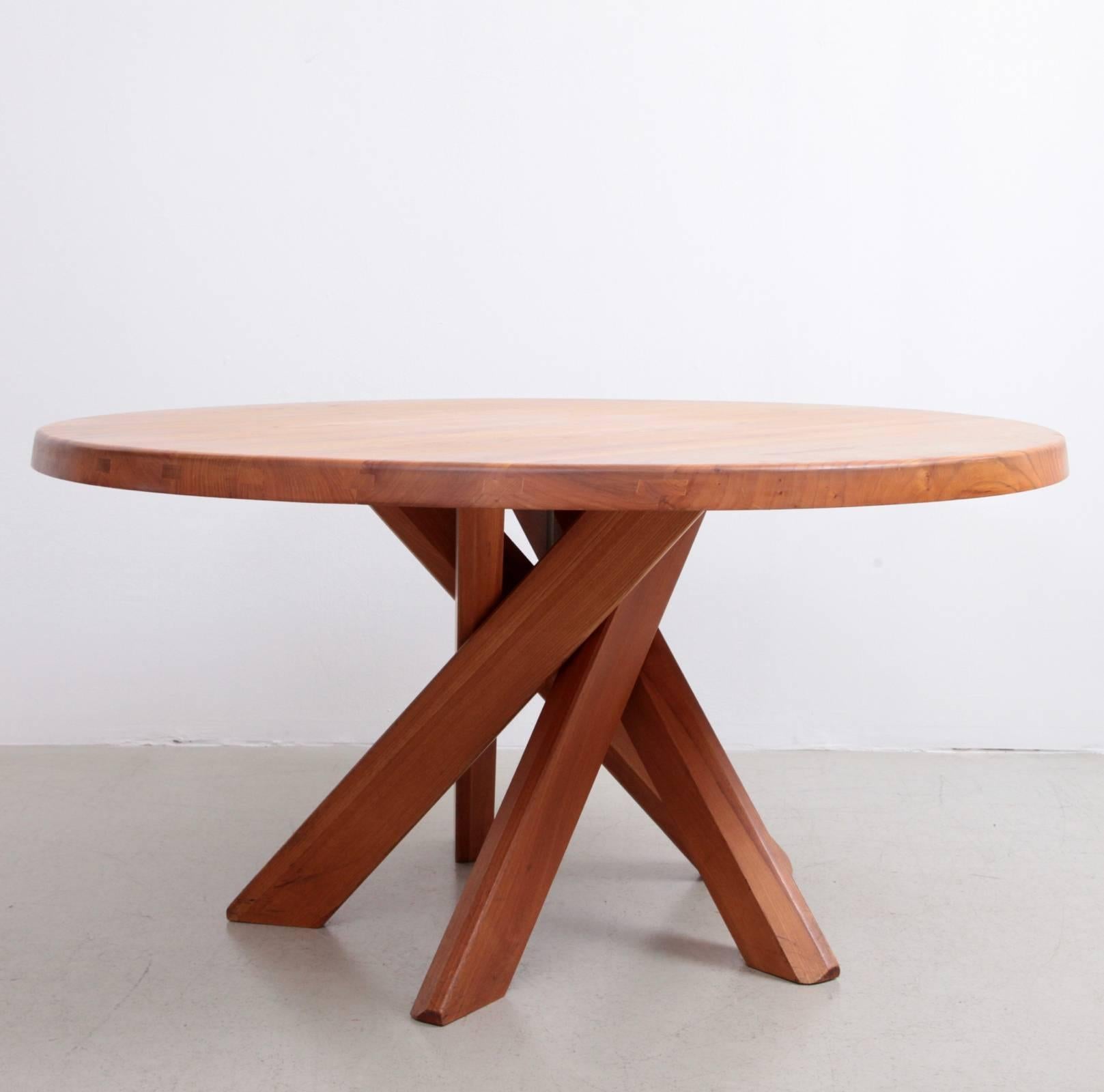 Table de salle à manger T21 en bois d'orme massif de Pierre Chapo, produite dans les années 1970. La table présente de légères marques d'âge mais elle est très solide et prête à l'emploi.