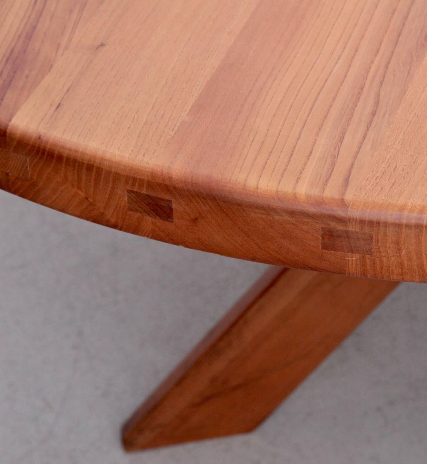 Grande table à manger T21 Pierre Chapo en orme massif Bon état à Berlin, DE