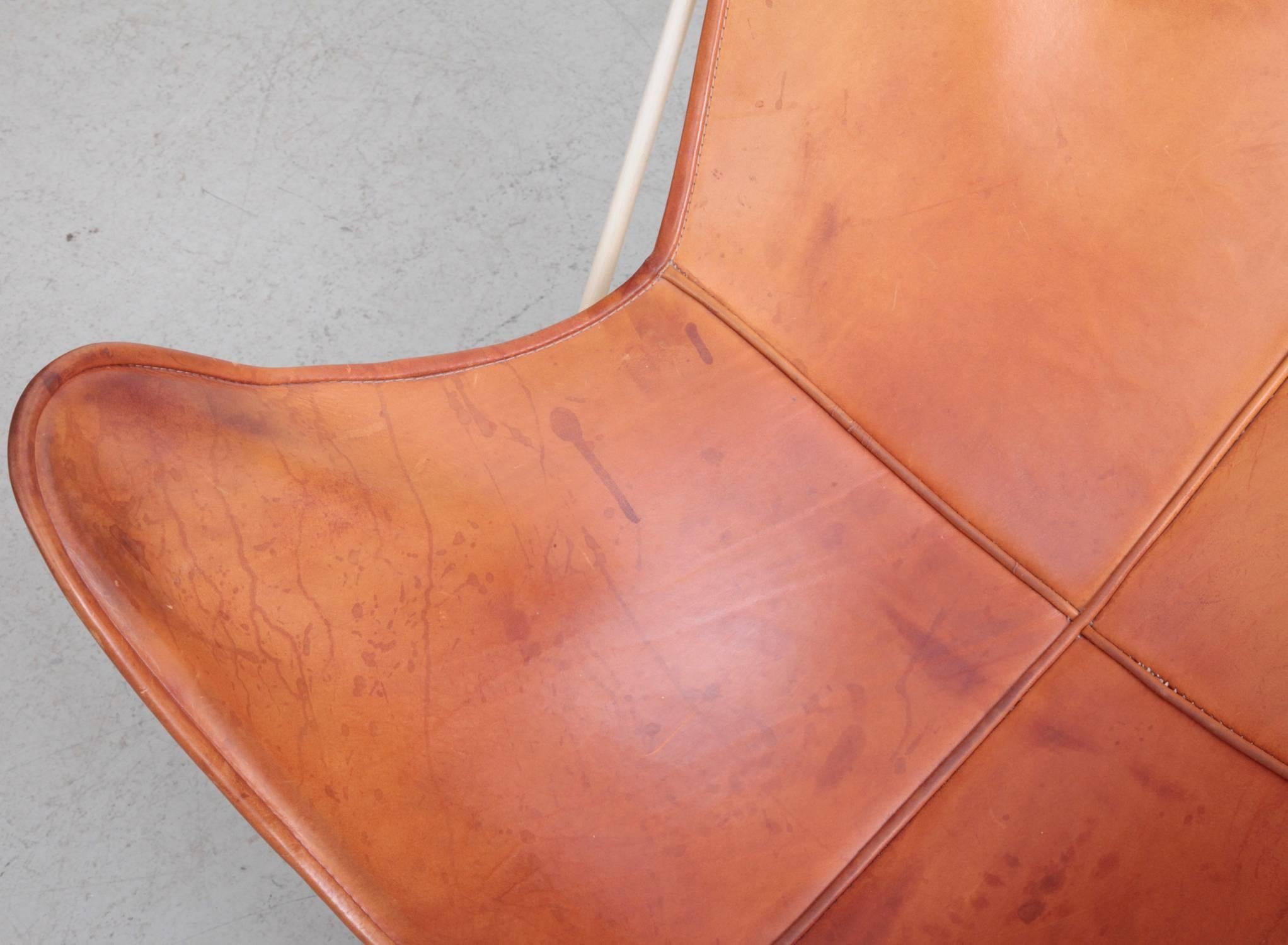 Mid-Century Modern Butterfly Chair by Knoll International in Original Leather In Good Condition In Berlin, DE