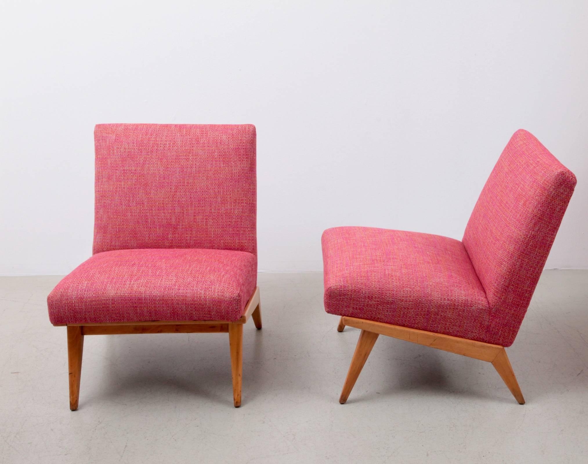 New upholstered pair of Jens Risom lounge chairs in a pinkish fabric.
Condition is excellent.

