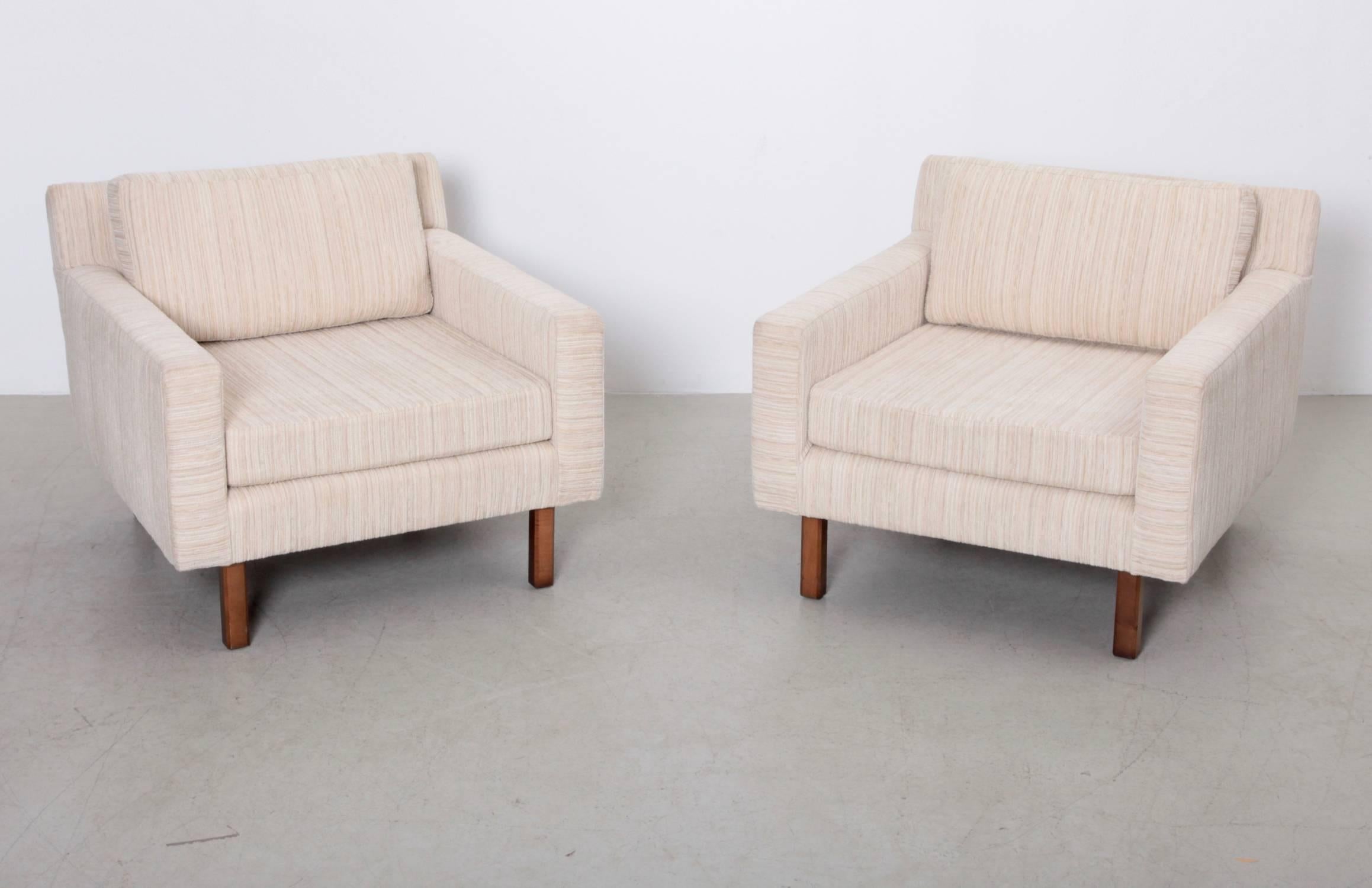 Pair of Milo Baughman lounge chairs in a cream fabric and solid wood feet.
Good vintage condition.

