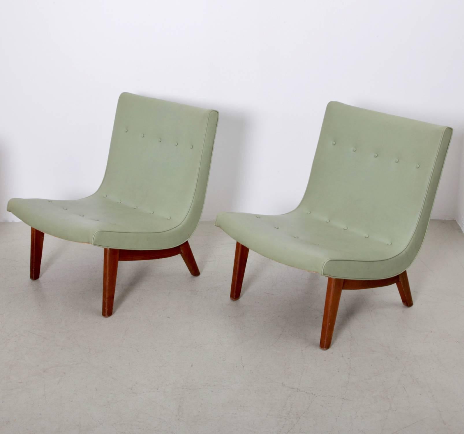 Original condition pair of Milo Baughman lounge chairs for Thayer Coggin scoop chairs. They have a solid wooden frame and the original ski leather in green.

