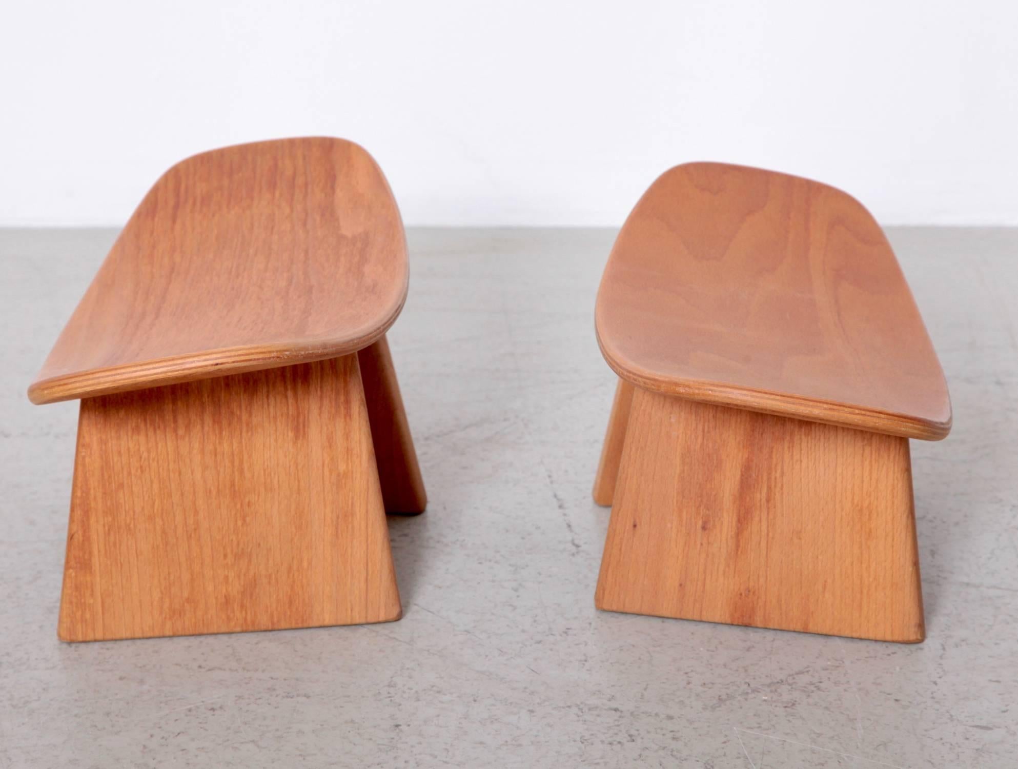 Tabouret Shoggi d'Alain Gaubert, créé en 1983 en France et inspiré de la pratique du judo sur un tatami. Favorise une bonne posture et une bonne circulation. Le bois de hêtre a une forme lisse et organique. Confortable pour une utilisation à une