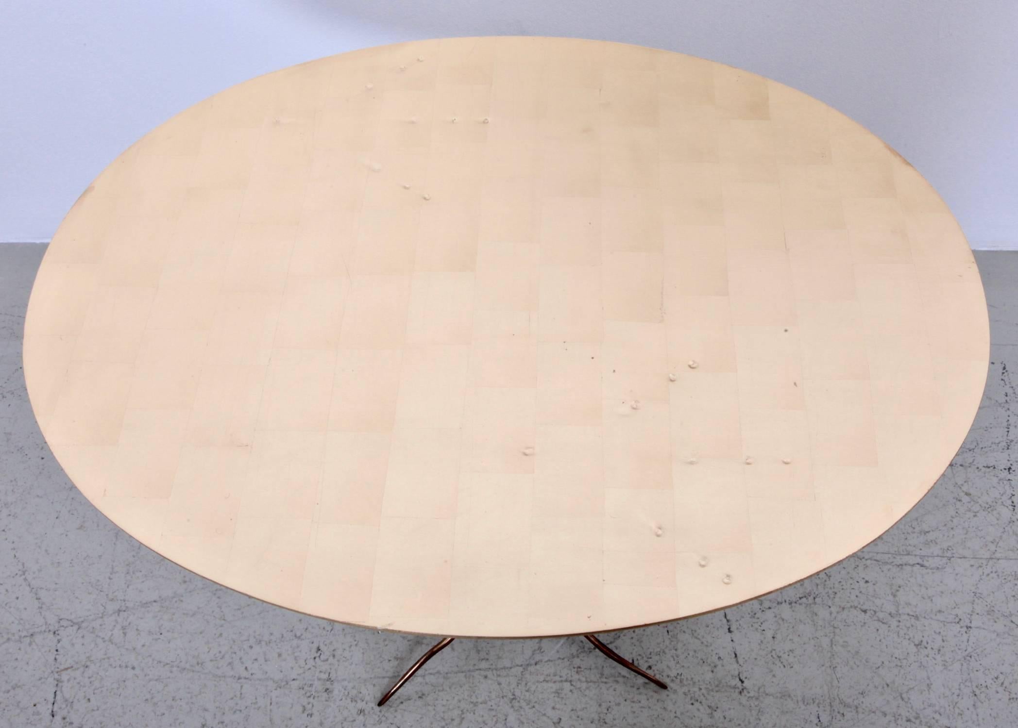 Very early Traccia coffee table in bronze, gold leaf and wood by Meret Oppenheim (Italy, 1970s). The oval shaped tabletop in gold-leaf shows the footmarks of the bird. The surrealistic table is in very good condition.

