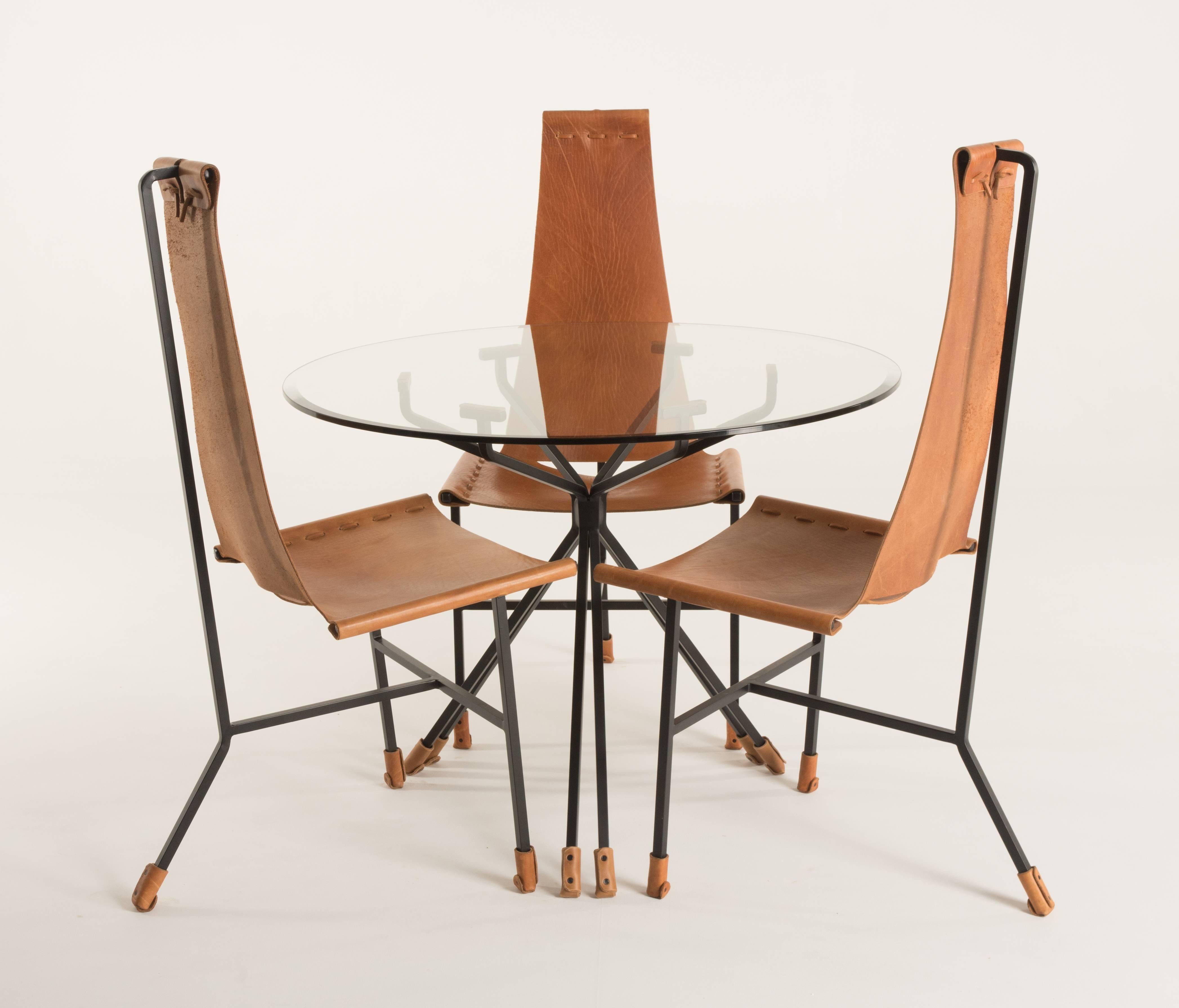 Hier bieten wir ein Set aus drei Dan Wenger Designs Esszimmerstühlen und einem Tisch mit Glasplatte an. Das Leder kann in Schwarz, Cognac, Rot und Dunkelbraun gewählt werden. Der Rahmen ist schwarz lackiert. Die Abmessungen der Stühle sind
Maße: 21