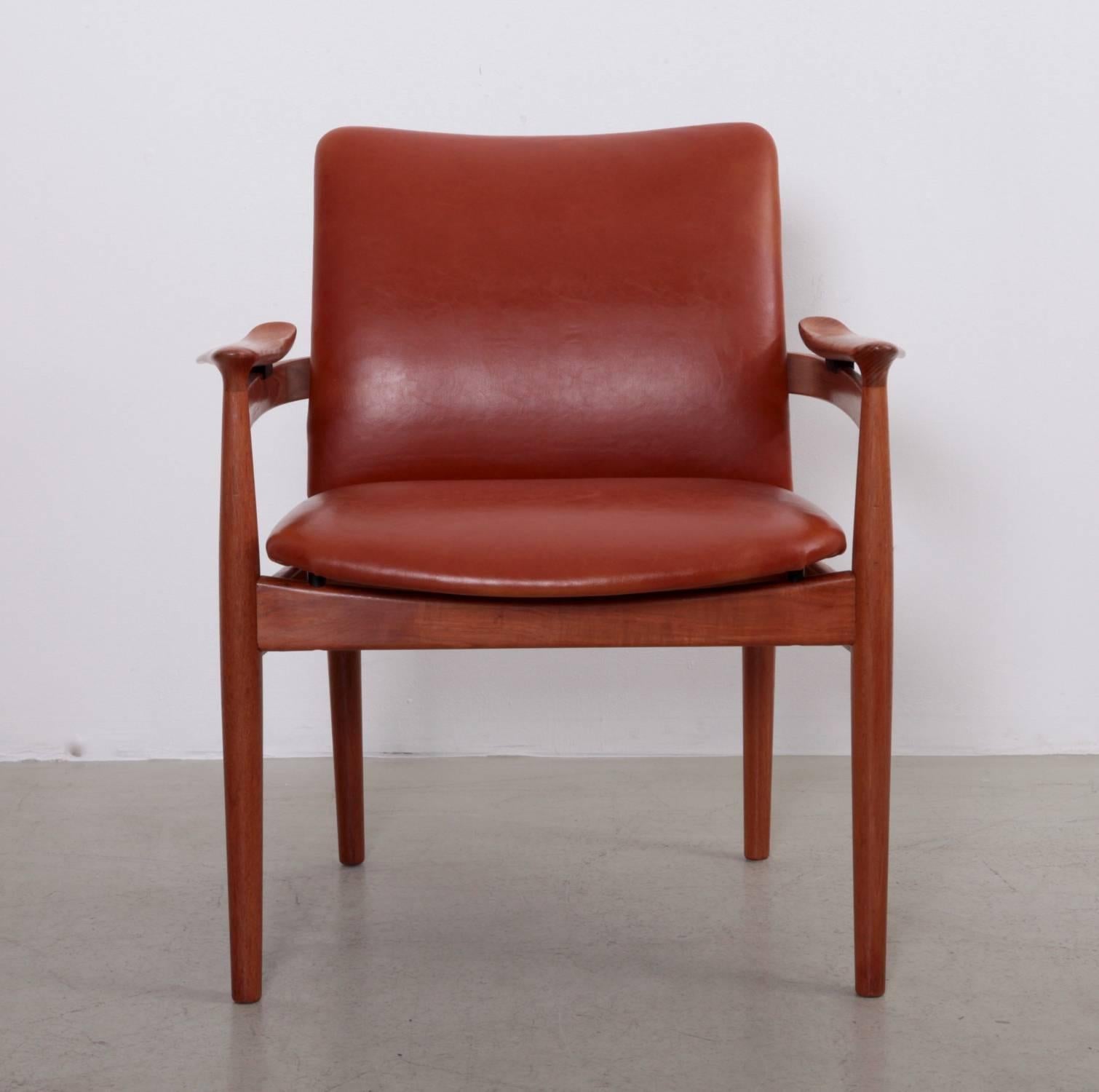 Armchair designed by Finn Juhl for France and Son in 1963, made in Denmark. The armchair comes with a brown-cognac leather and the frame is made of solid teak wood. Labelled on the underside with France & Daverkosen.