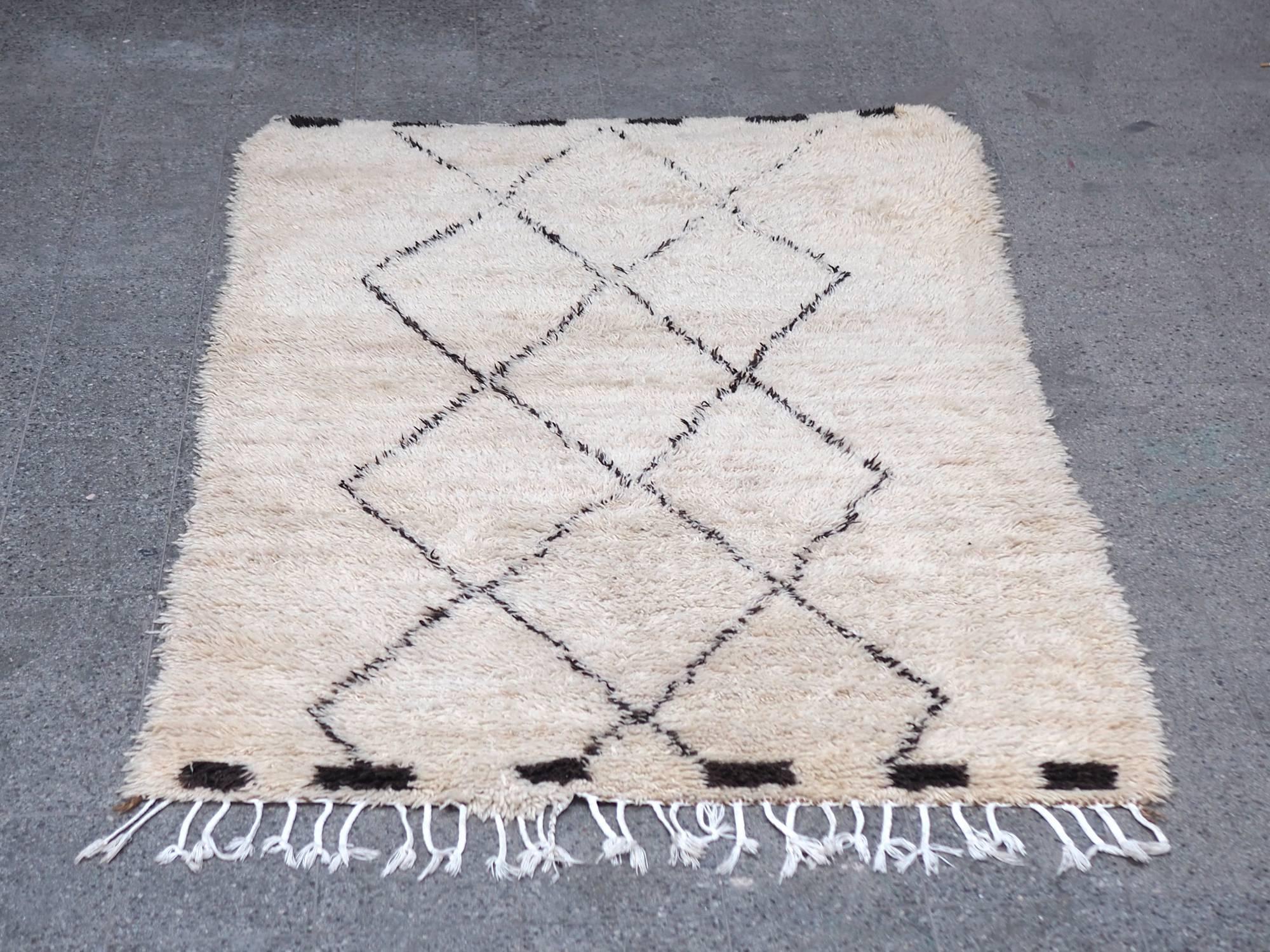 Vintage Beni Ourain Moroccan rug with three column diamond pattern in excellent condition.

