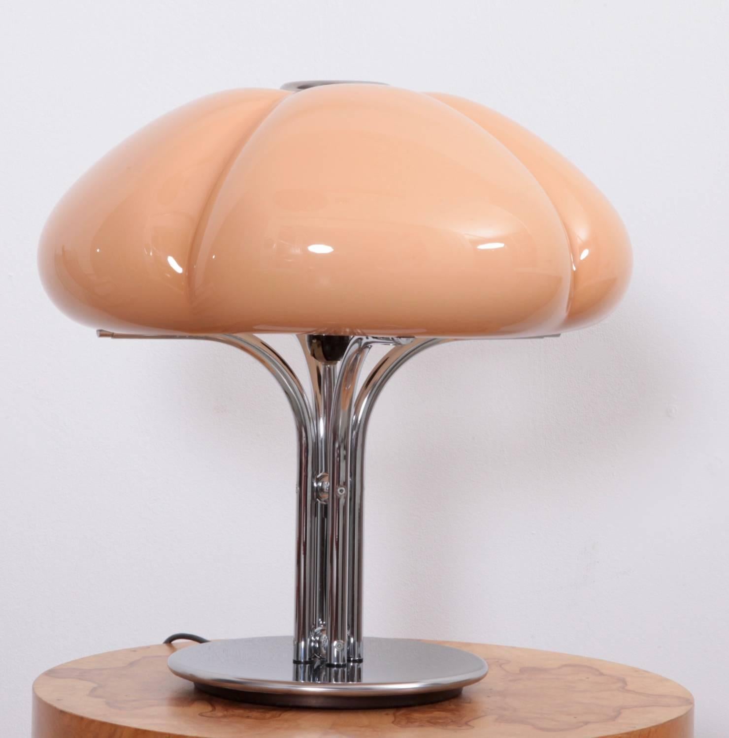 Excellente lampe de table de Gae Aulenti pour Harvey Guzzini. La teinte et le chrome sont parfaits ! Un abat-jour en plastique de couleur caramel sur une base en métal chromé.