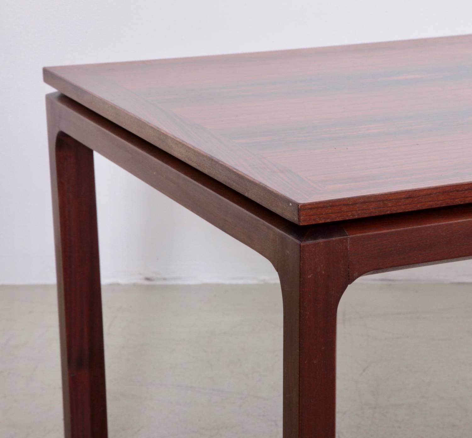 Table en bois en excellent état, base solide et plateau en placage de bois à grains fins.


