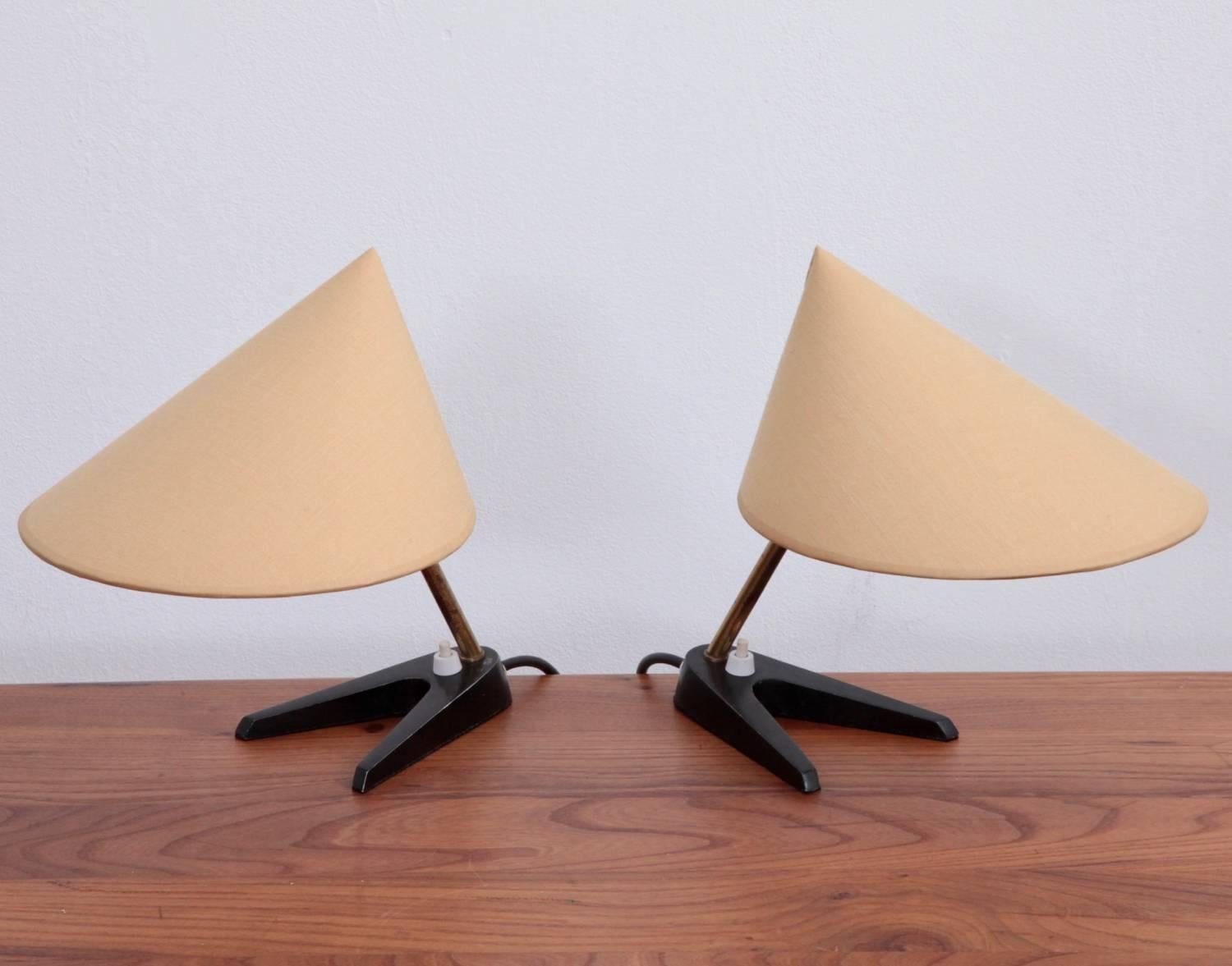 Pair of very cute 1950s table lamps in brass and black lacquered feet. New Chinese hat shades. One x E14 each lamp.

