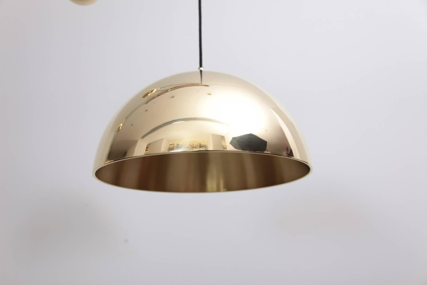 Really beautiful Florian Schulz double posa pendant lamp with one E 27 in polished brass for each lamp and newly wired.
To be on the safe side, the lamp should be checked locally by a specialist concerning local requirements.

