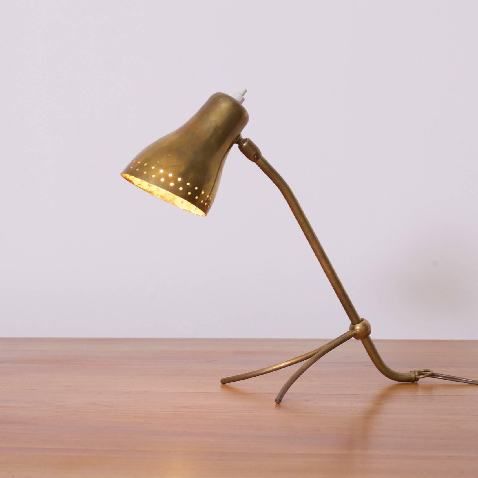 High quality and elegant french table lamp from the 1950s.
1x small bajonette fitting