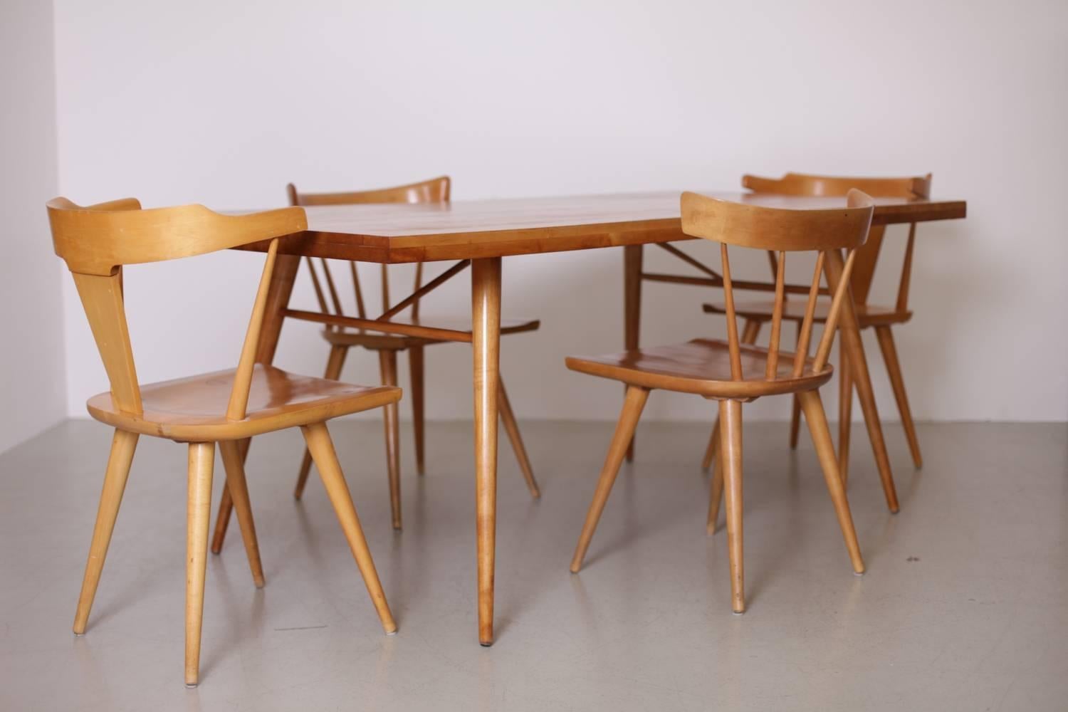 Amazing Paul McCobb maple Planner Group dining set produced by Winchendon. The set includes two spindle back chairs, two T-back chairs and a dining table in maple. All pieces are in very good condition.

Measurements chairs:
D 44.5 cm,
W 53 cm,
SH