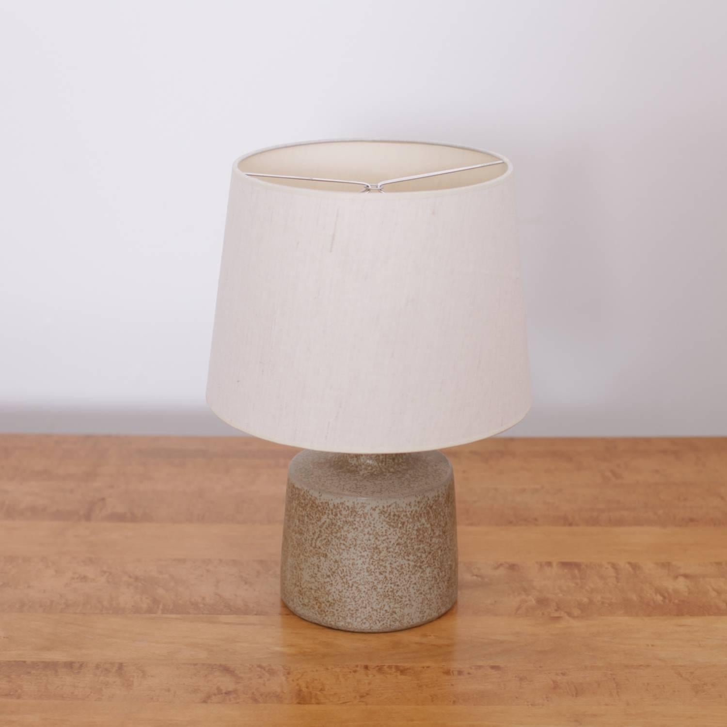 Wonderful stoneware table lamp n° 105 designed by Gordon Martz for Marshall Studios Inc. in excellent condition. No chips. New ivory colored linen shade. More lamps in the same style are available.

