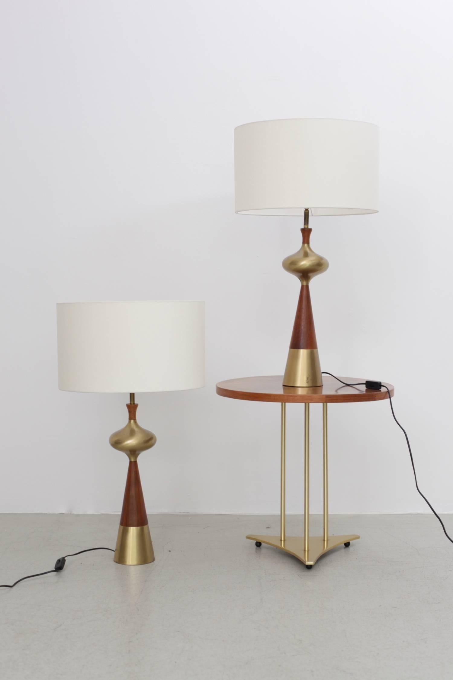 Set of two beautiful table lamps in walnut and brass by Tony Paul for Westwood, 1950s. These lamps are in excellent condition with new ivory colored shades.
To be on the safe side, the lamp should be checked locally by a specialist concerning local