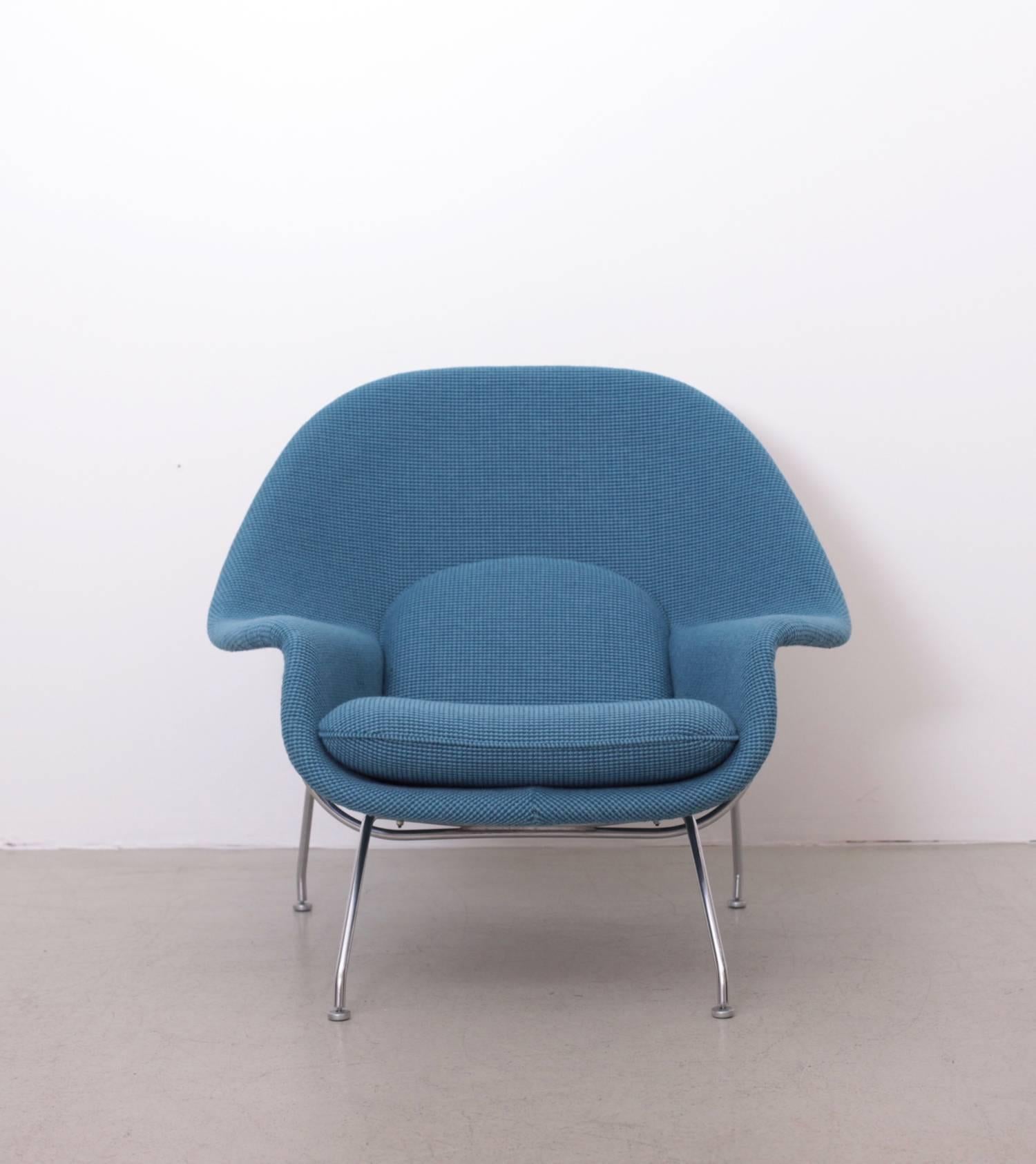 Newly upholstered Knoll womb chair in Cato fabric, 1960s production.
