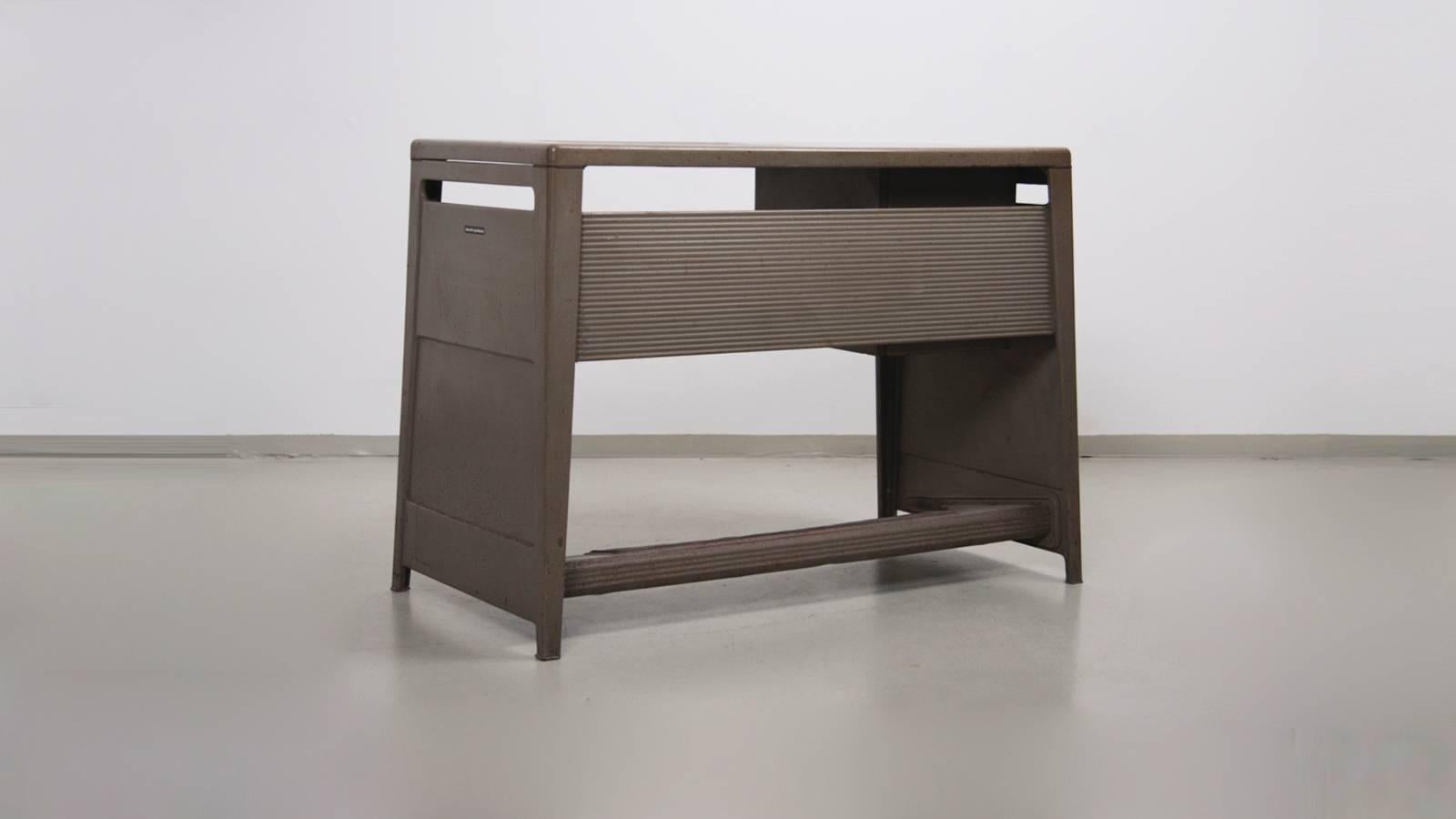 Italian Ladies Desk by Olivetti Synthesis in Metal