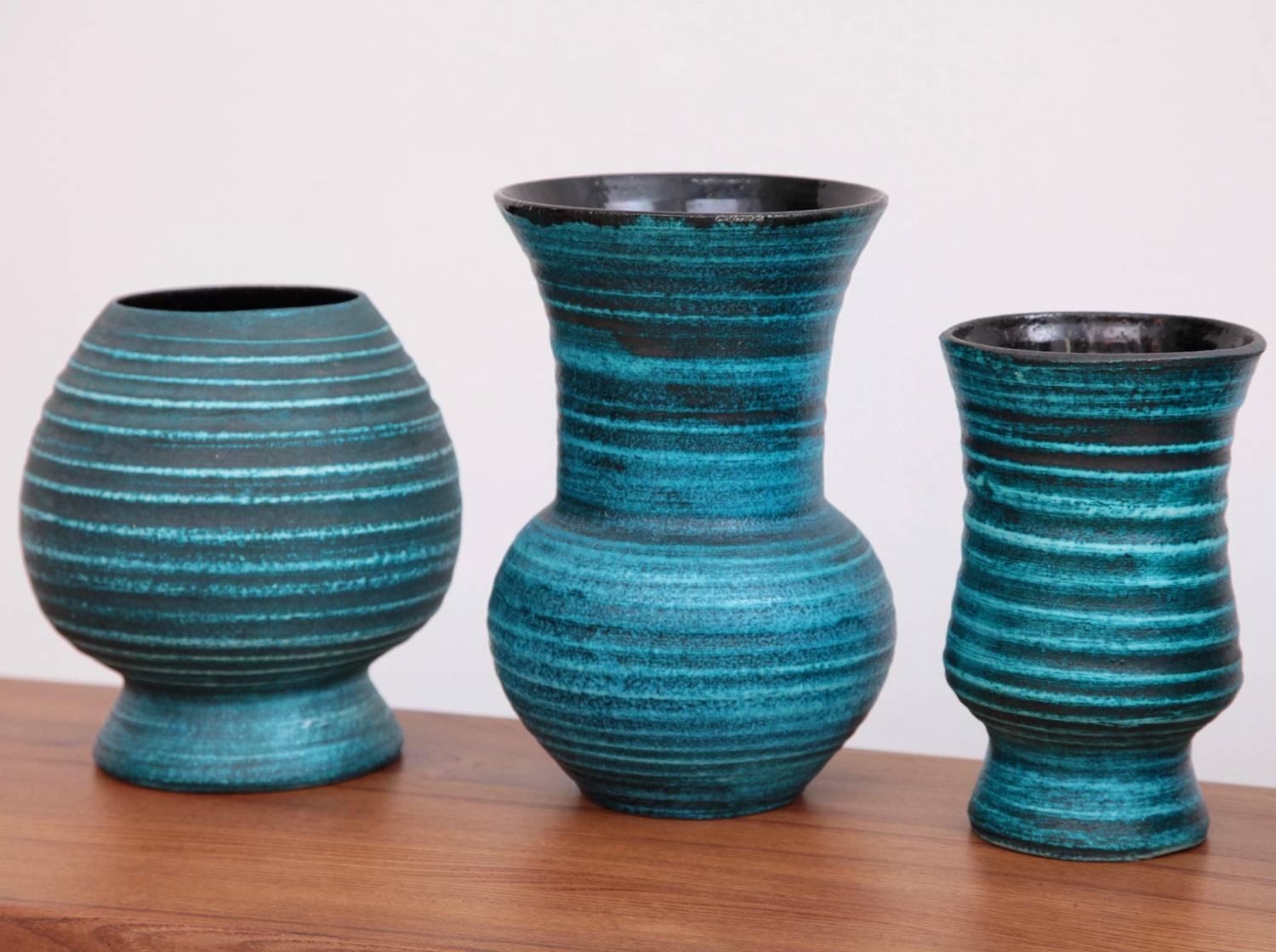 Milieu du XXe siècle Ensemble de neuf vases en céramique à bandes bleues 