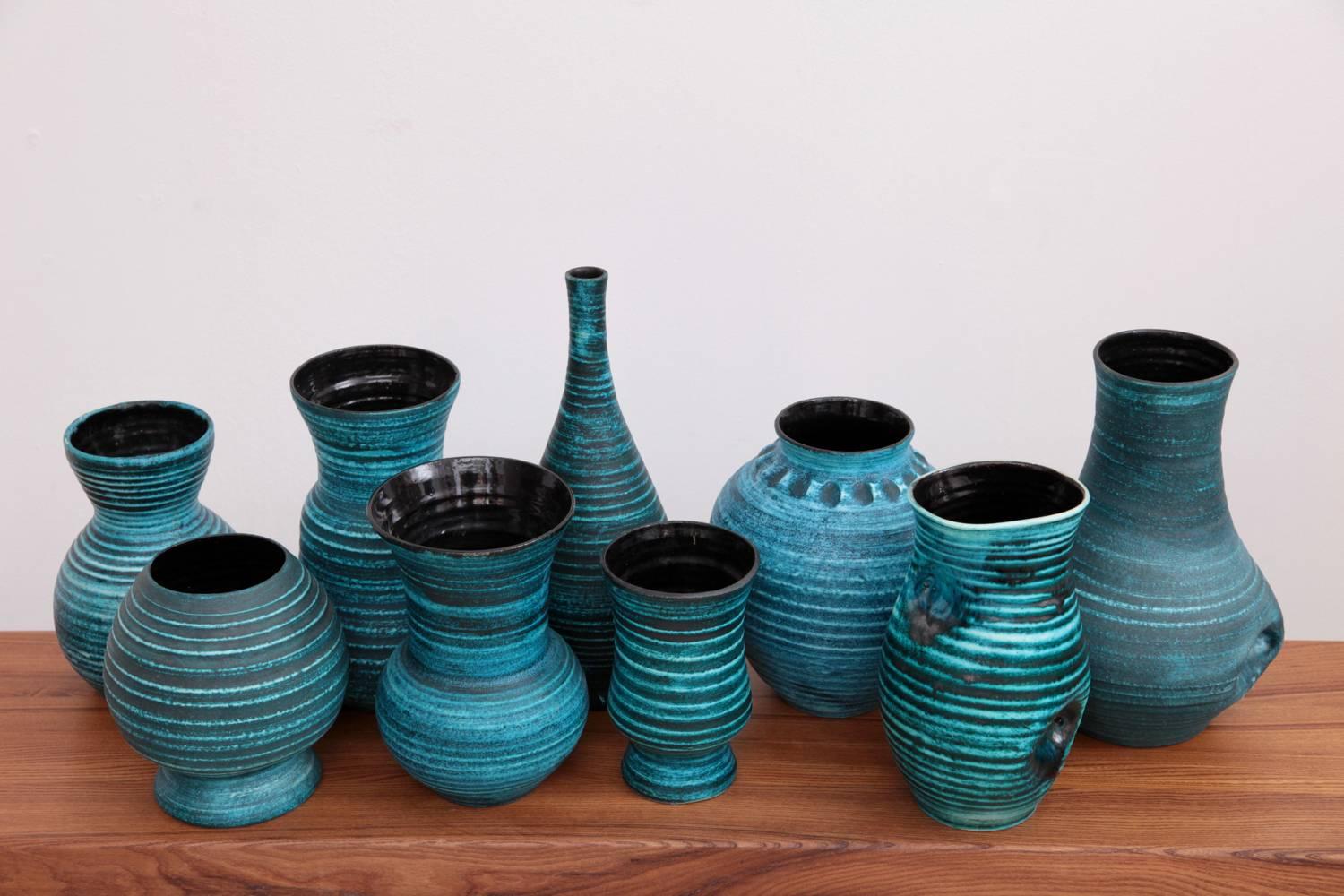 Mid-Century Modern Ensemble de neuf vases en céramique à bandes bleues 