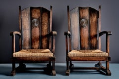 Par de sillones de respaldo alto con detalles tallados y asientos de junco. Alemania, década de 1930