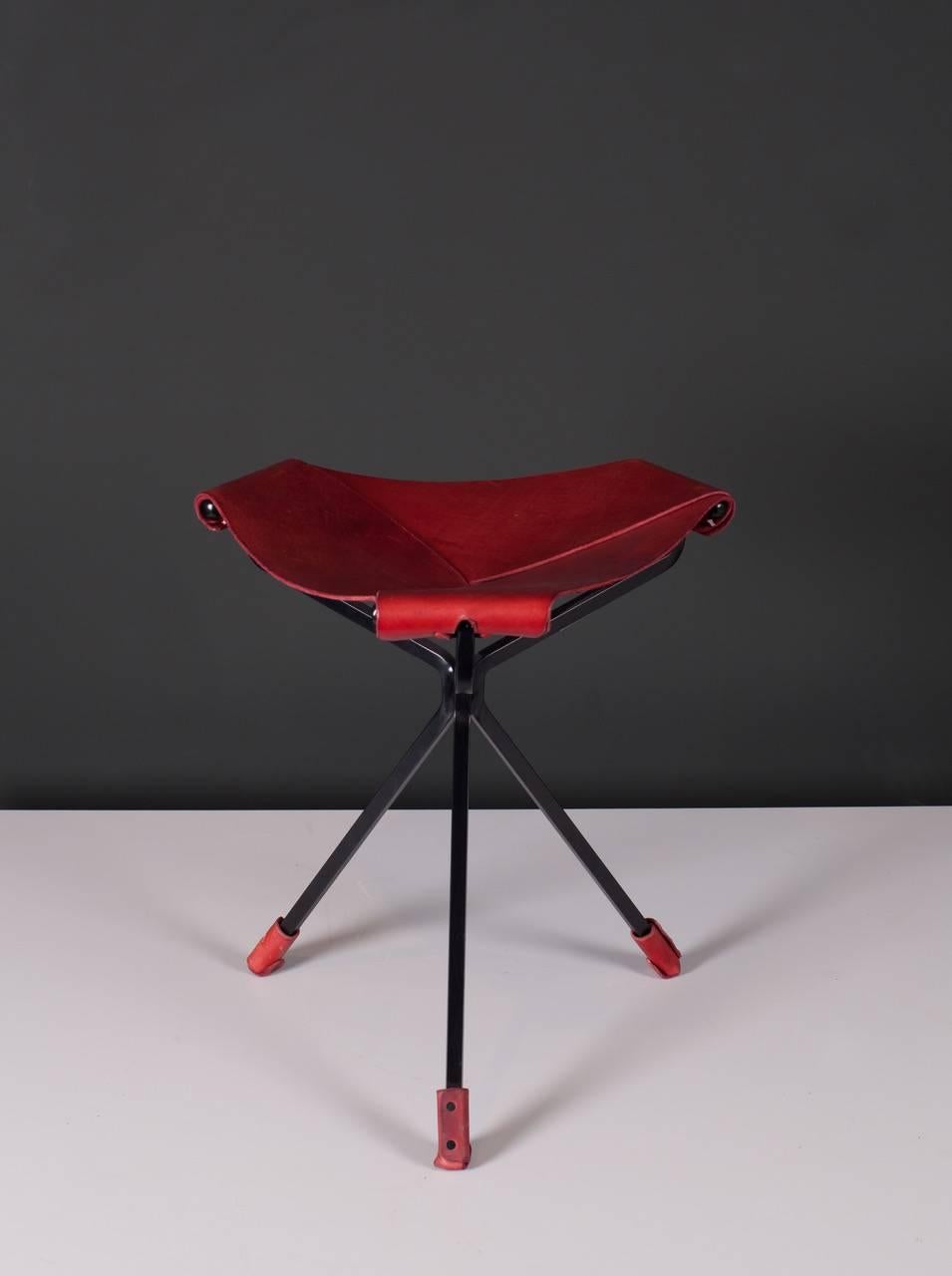 Stool with red Latigo leather on a black steel base. A Californian icon!