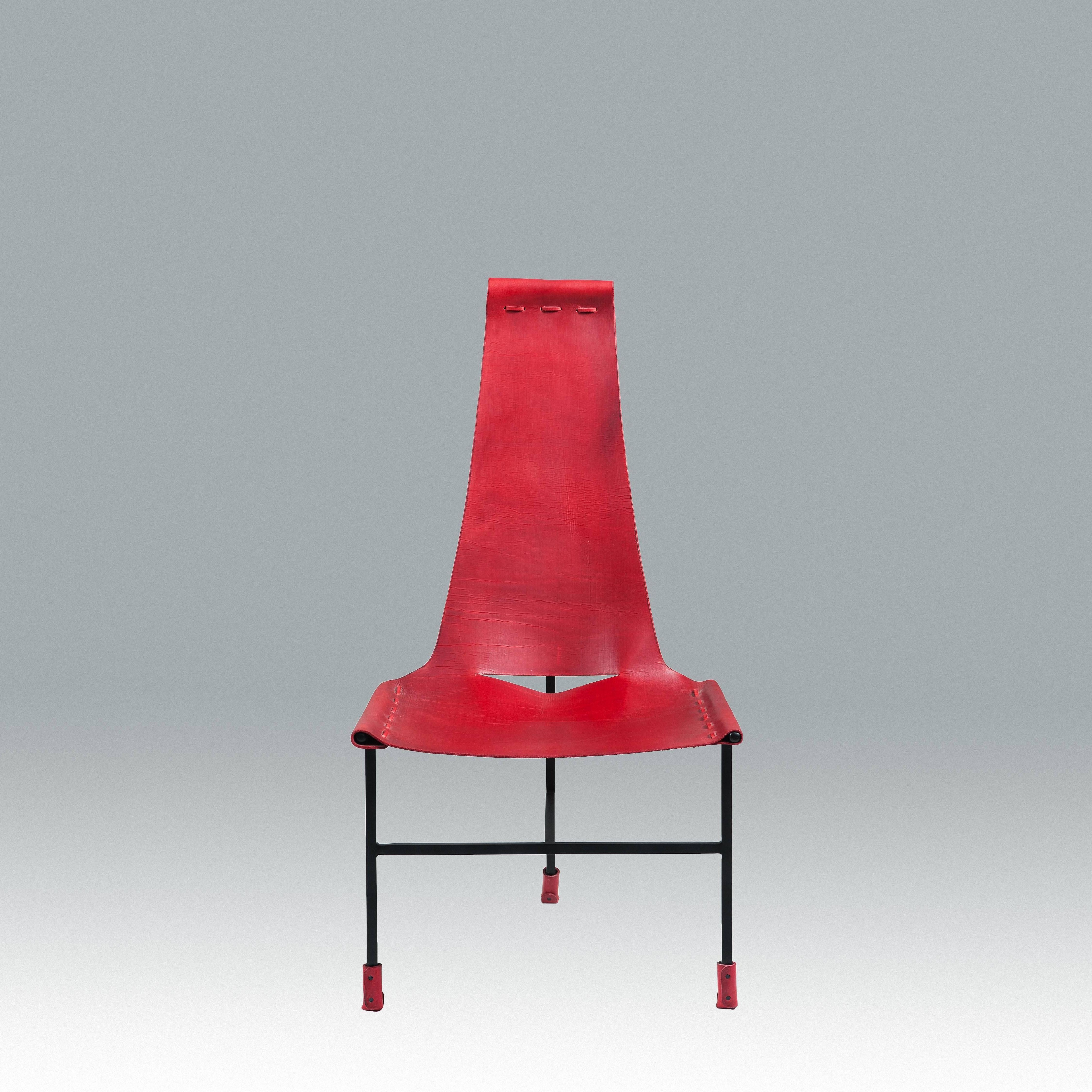 Wir bieten hier ein Set von zehn Dan Wenger Designs Esszimmerstühlen an. Das Leder kann in Schwarz, Cognac, Rot und Dunkelbraun gewählt werden. Der Rahmen ist schwarz lackiert. Die Lieferfrist beträgt etwa 14 Wochen.

