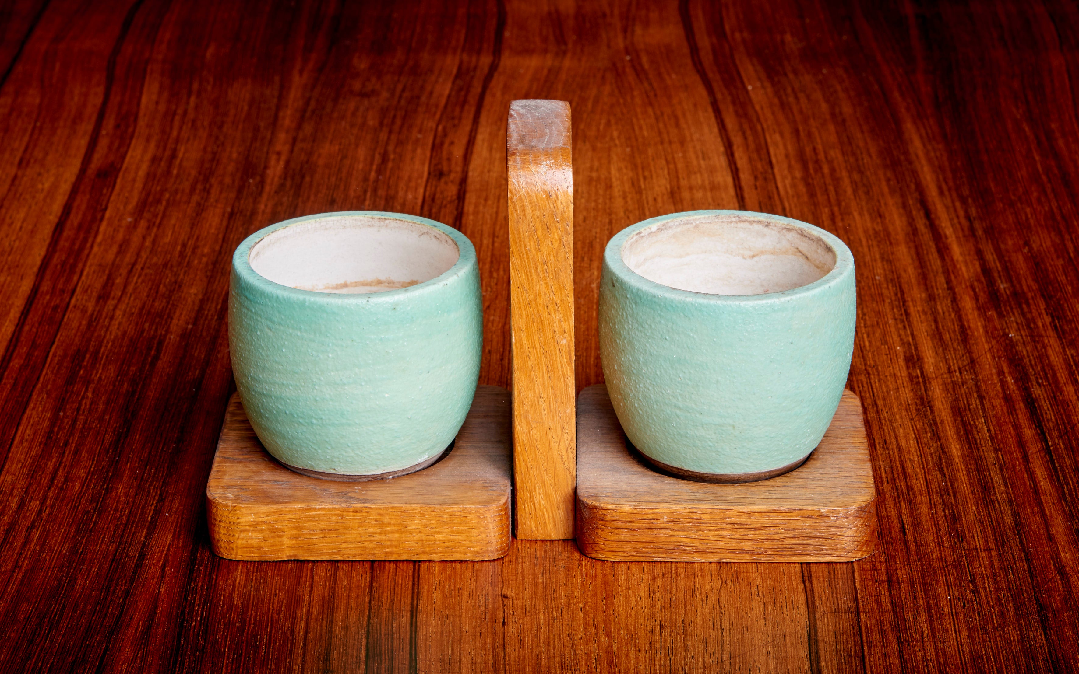 Sehr hübsches Set aus zwei grün/braunen Keramos-Keramikbechern und Eichenholz-Tablett in gutem Zustand.

