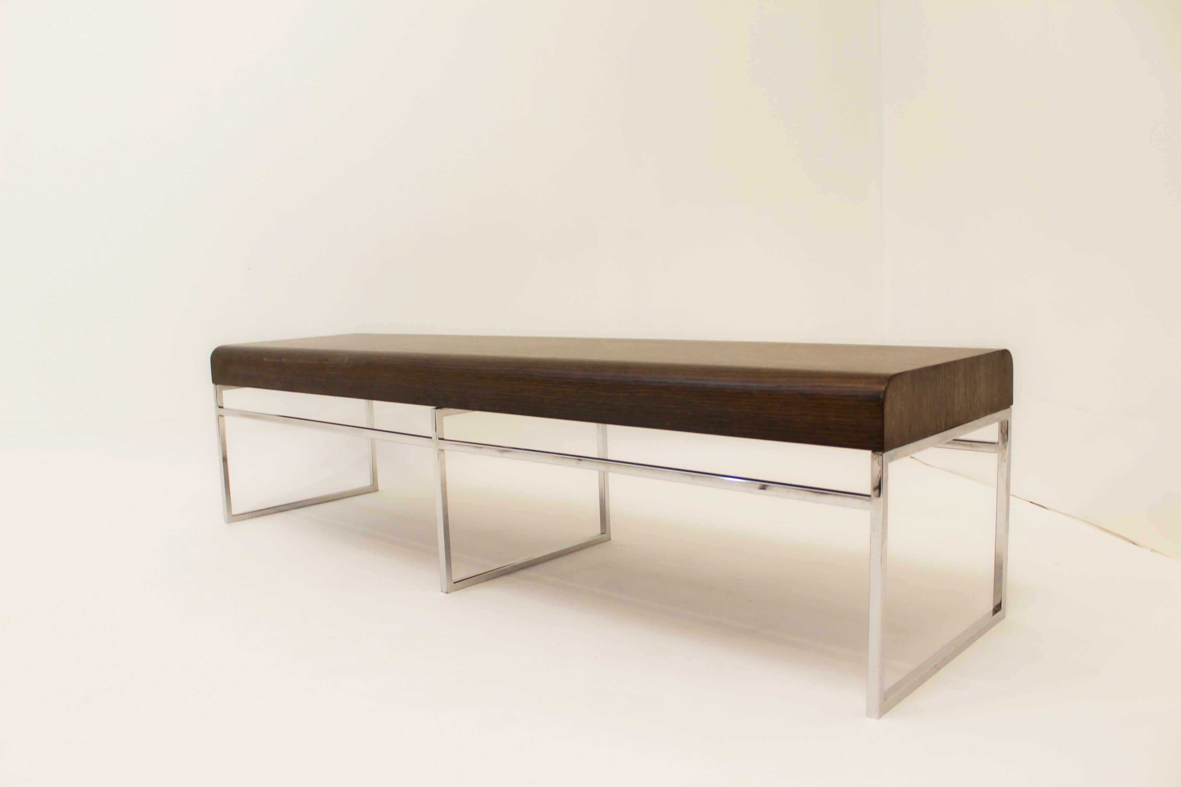 Maxalto Elios bench designed by Antonio Citterio. Polished chrome and grey oak top. In excellent condition. Measurements are H 15.25