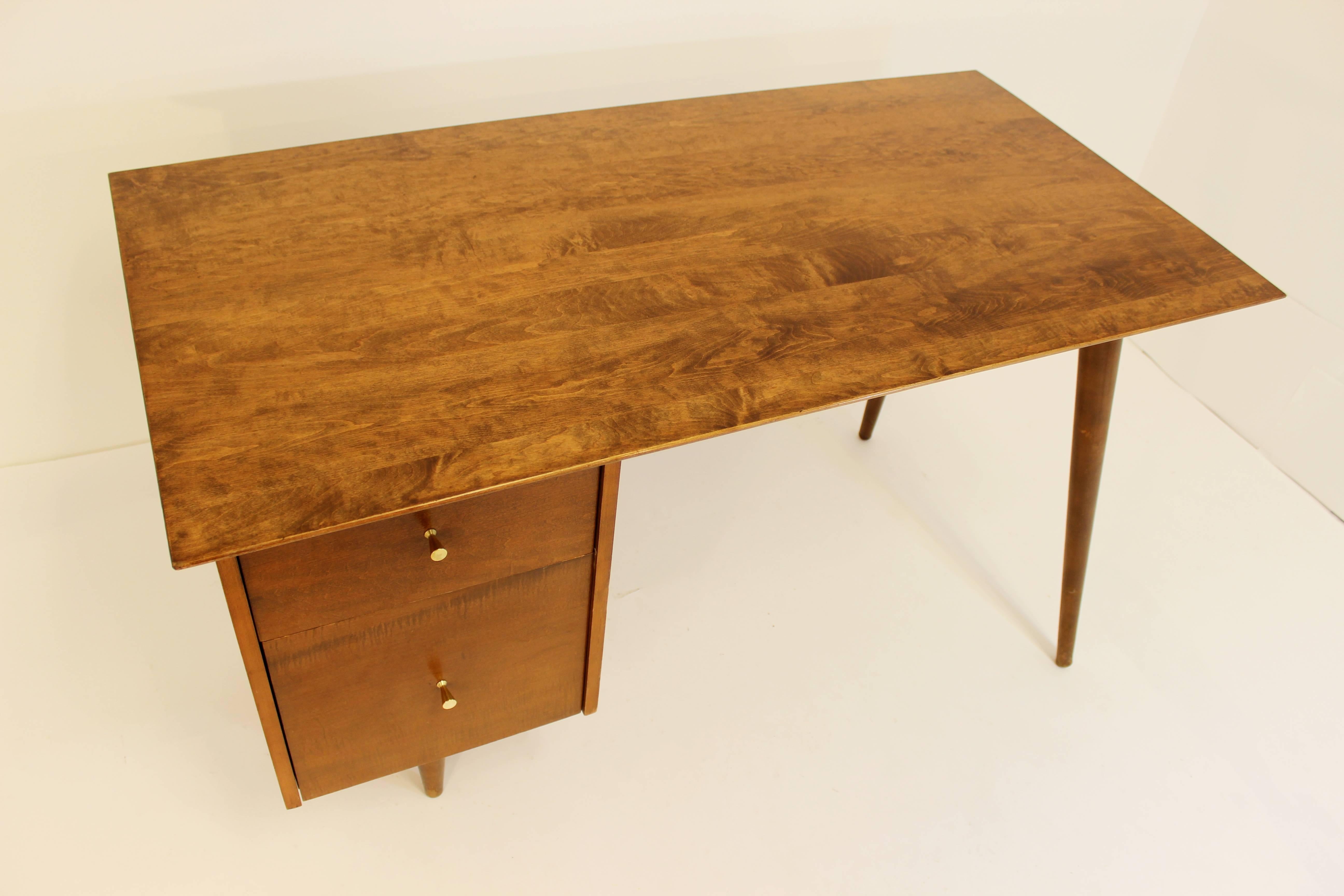 Paul McCobb planner group desk for Winchendon in Maple. Measures in at 29